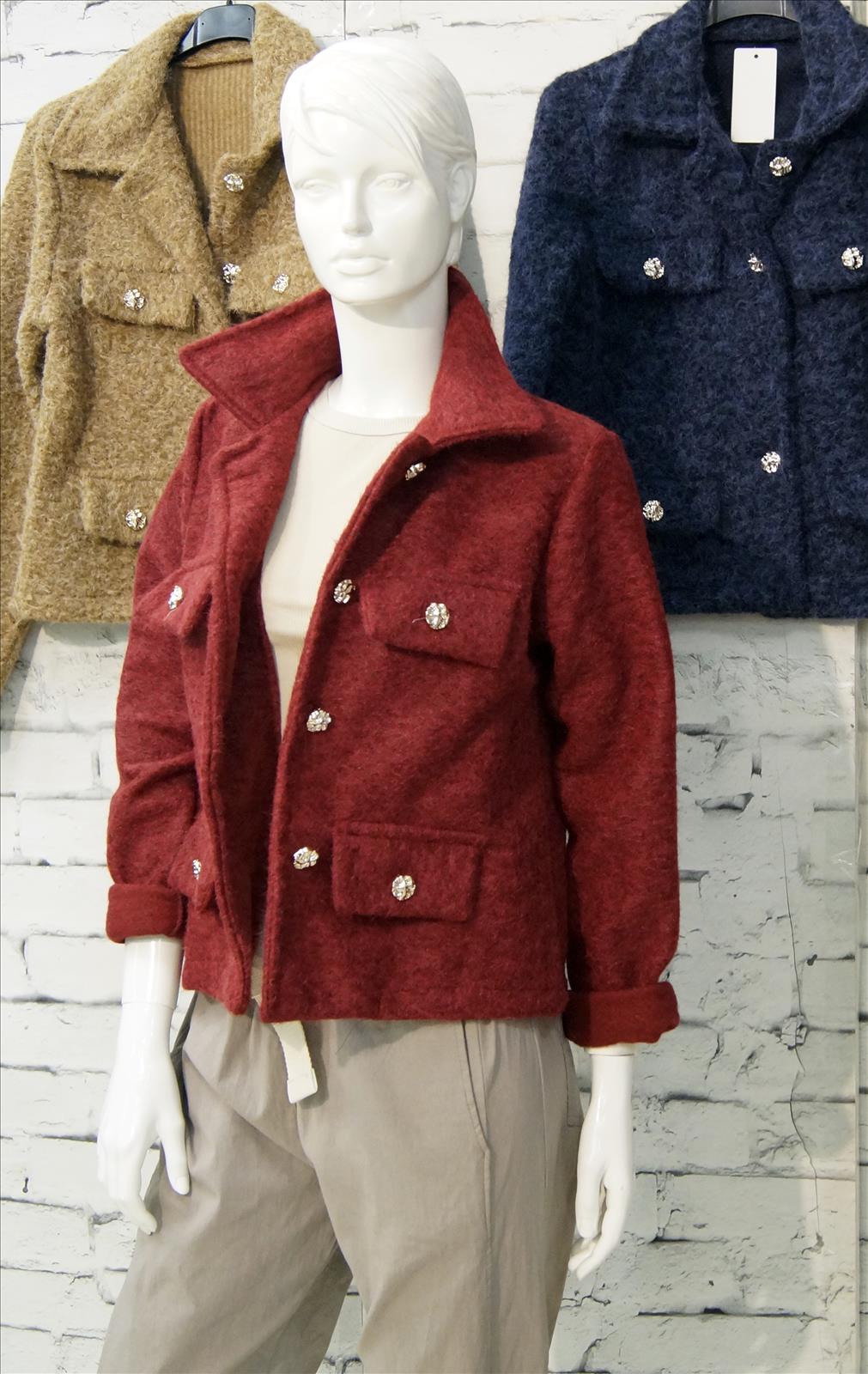Bhatti Mode GmbH - Young fashion, DOB - Blusen, Hosen Jacken, Jeans, Kleider, Pullover etc. | Artikel-Nr. 16706 | Kurzjacke | # Kurzjacke im Blazerstyle ## wolliger Look ## 4 Zierpatten ## ungefüttert ## 60%Polyester 35%Viskose 5%Elasthan # | Kategorie: Blazer/Jacke/Mantel | Angebot: Damenbekleidung, Young Fashion, Sofortprogramme | Adresse: Bhatti Mode GmbH - Breslauer Str. 8 - 41460 Neuss - Tel: 02131-130004 - gurdip-bhatti@t-online.de