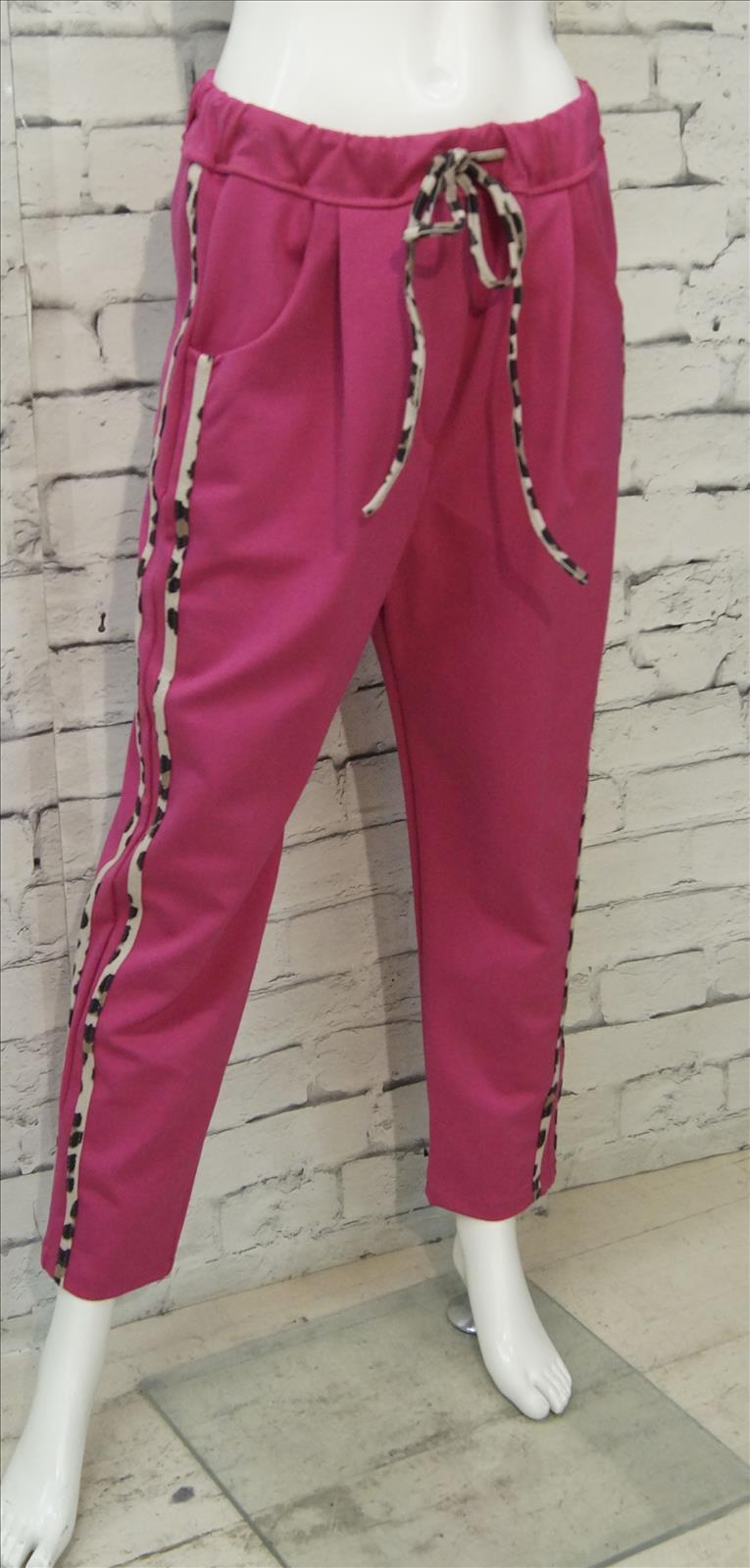 Bhatti Mode GmbH - Young fashion, DOB - Blusen, Hosen Jacken, Jeans, Kleider, Pullover etc. | Artikel-Nr. 16707 | Jogpant Leo Stripes | # Jogpant mit Zierstreifen ## Gummizug und Kordel ## 2 Taschen ## 70%Viskose,25%Nylon,5%Elasthan # | Angebot: Damenbekleidung, Young Fashion, Sofortprogramme | Adresse: Bhatti Mode GmbH - Breslauer Str. 8 - 41460 Neuss - Tel: 02131-130004 - gurdip-bhatti@t-online.de