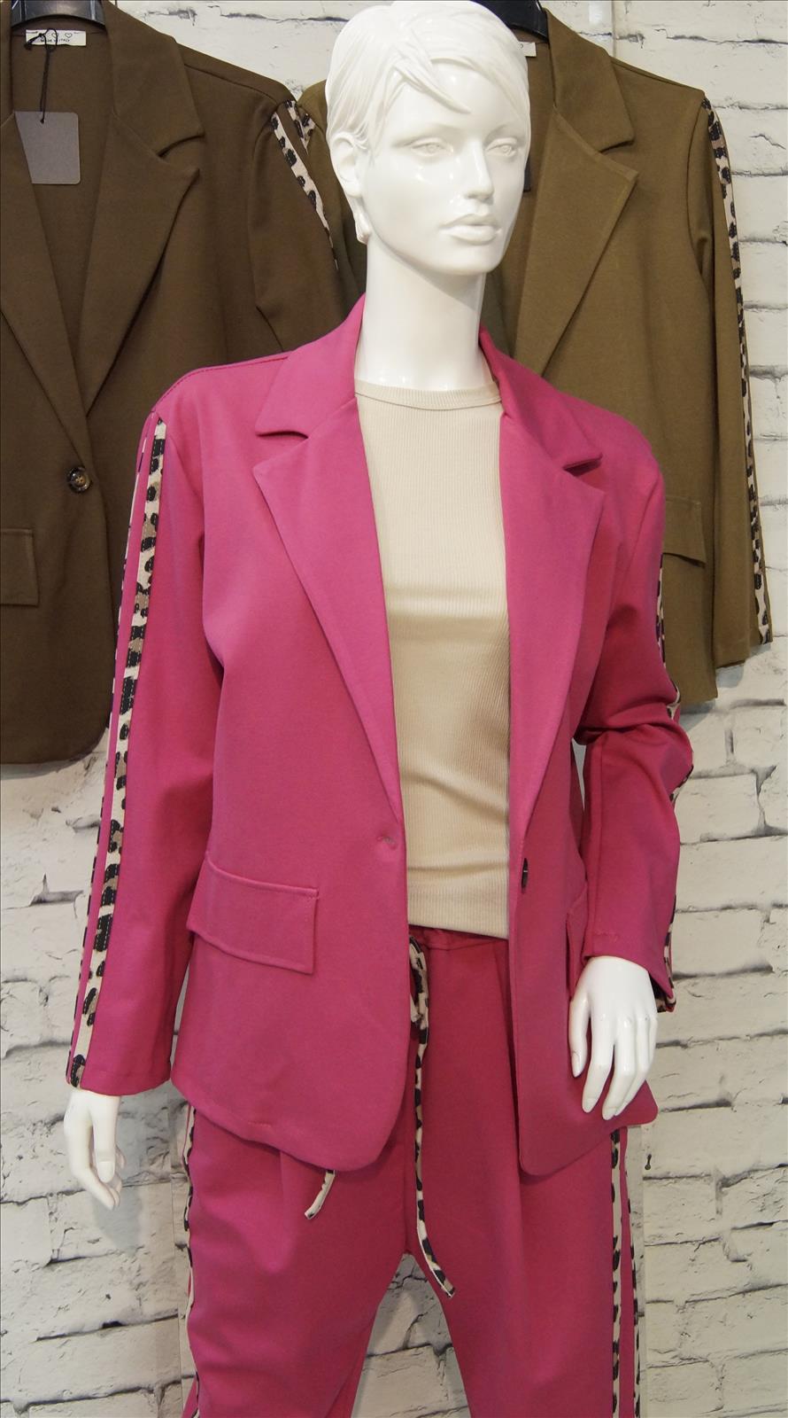 Bhatti Mode GmbH - Young fashion, DOB - Blusen, Hosen Jacken, Jeans, Kleider, Pullover etc. | Artikel-Nr. 16708 | Blazer Leo Stripes | # Blazer mit Zierstreifen ## 1 Knopf ## gerade geschnitten ## 70%Viskose,25%Nylon,5%Elasthan # | Kategorie: Blazer/Jacke/Mantel | Angebot: Damenbekleidung, Young Fashion, Sofortprogramme | Adresse: Bhatti Mode GmbH - Breslauer Str. 8 - 41460 Neuss - Tel: 02131-130004 - gurdip-bhatti@t-online.de