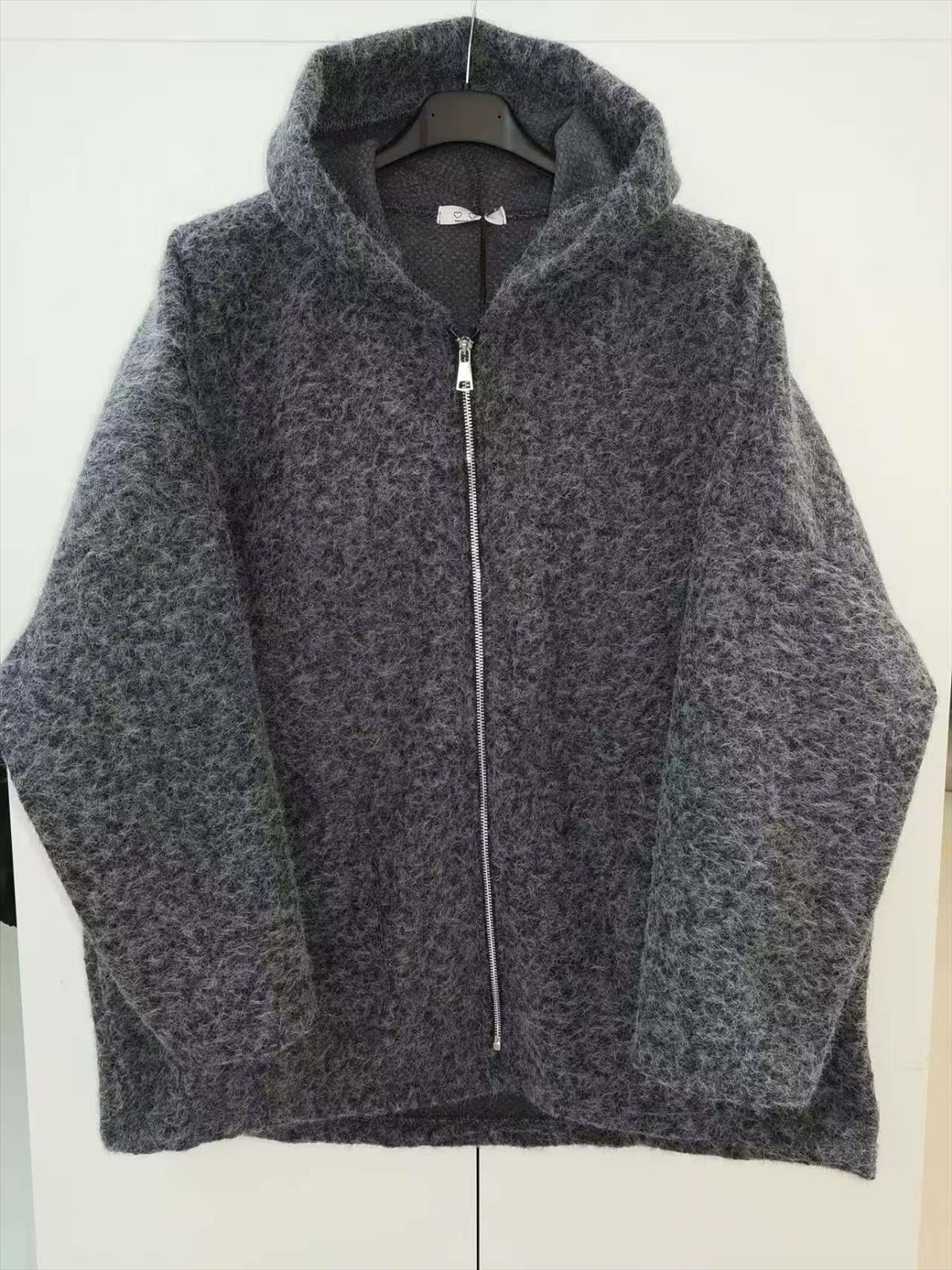 KaiXuan Mode GmbH - DOB, Young Fashion - Hamburg | Dunkelgrau | Artikel-Nr. KD436 | Jacke 80% Lana 10% Viscosa 10% Elastic | One size 42-50 Breit:75 cm 80% Lana 10% Viscosa10% Elastic Made in Italy | Kategorie: Mantel - Jacke | Angebot: Damenbekleidung, Herrenbekleidung, Damen Accessoires, Große Größen, Young Fashion, Sofortprogramme, Orderware | Adresse: KaiXuan Mode GmbH - Modering 3 Haus B Raum 338 - 22457 Hamburg - Tel: 040-58964150 - shixiongwei1@163.com