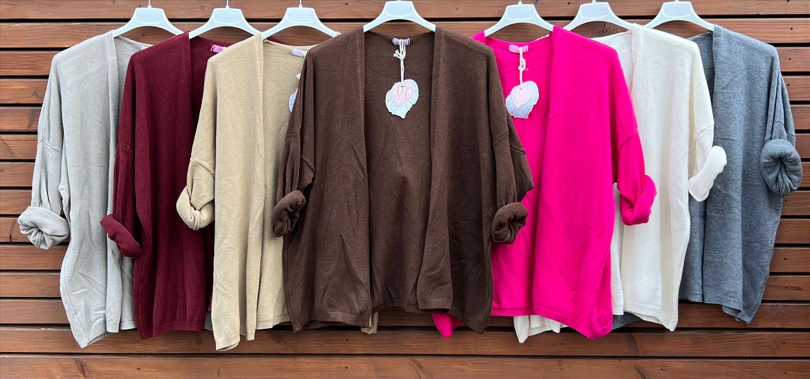 Hier geht's zum Shop von: Sarah GmbH - DOB aus Italien | Cardigan | Artikel-Nr. 1694 | Adresse: Sarah GmbH - Otto-Hahn-Straße 1 - 63303 Dreieich - Tel: 061039603444 - sarah-aktuell@t-online.de | Angebot: Damenbekleidung, Damen Accessoires, Große Größen, Young Fashion, Sofortprogramme, Orderware
