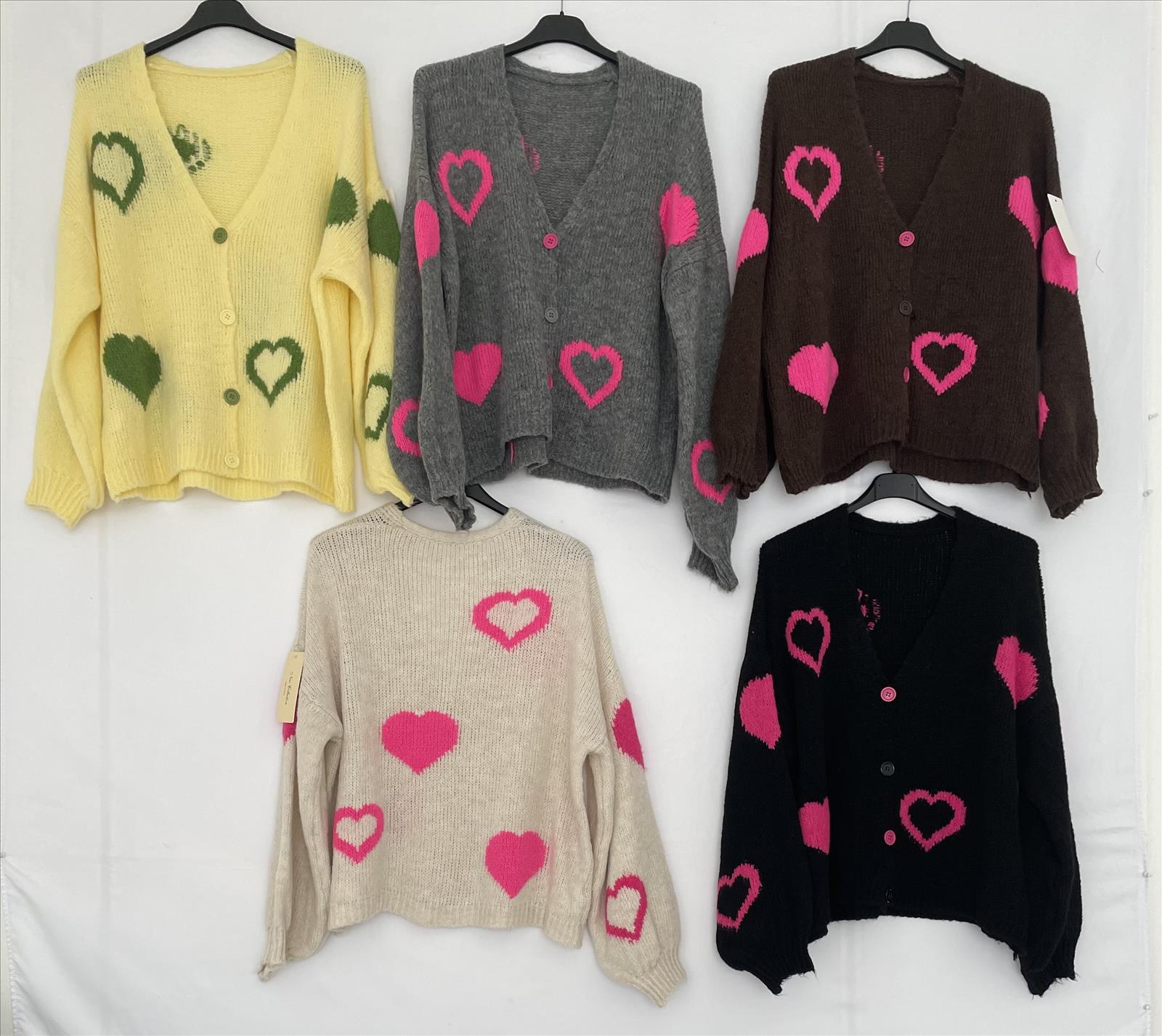 Hier geht's zum Shop von: Classic & Mode GmbH - DOB - Hamburg | Artikel-Nr. 7028 | Strickjacke mit V-Ausschnitt | 57% Polyacryl 29% Polyamid 7% Wolle 7% Viscose AA 60 | Adresse: Classic & Mode GmbH - Modering 1 - 22457 Hamburg - Tel: 040 86687183 - classicsandmode@gmail.com | Angebot: Damenbekleidung, Große Größen