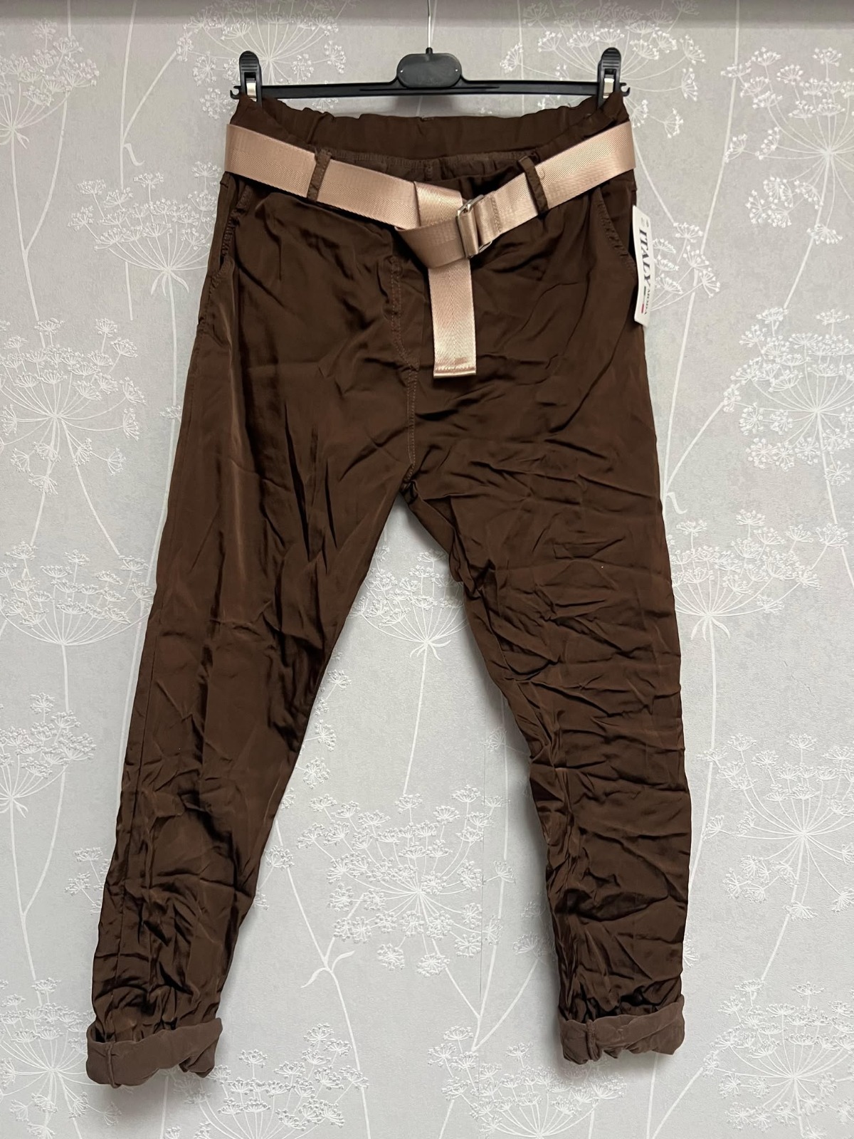 Hier geht's zum Shop von: Catchme UG - DOB - Dreieich | Shinny Hosen 42/44 | Artikel-Nr. NB-26752 | NB-26752 | Kategorie: Bekleidung (bis grose 42) / Hosen | Adresse: Catchme UG - Otto-Hahn Str. 24 - 63303 Dreieich - Tel: +49 (0)6103 – 39891 10 - grossartig9@gmail.com | Angebot: Sofortprogramme, Orderware