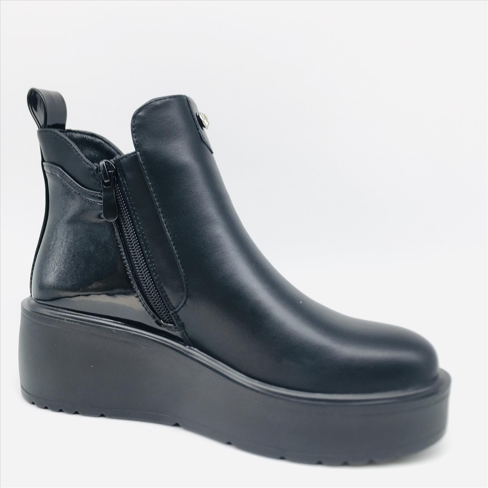 Hier geht's zum Shop von: Kayla GmbH - Schuhgrosshandel | Kategorie: Stiefeletten | Adresse: Kayla GmbH - de814155035 - Anton-Kux Str. 2 - 41460 Neuss - Tel: 021311332043 - kaylashoes@hotmail.com | Angebot: Damenbekleidung, Herrenbekleidung, Damen Accessoires, Herren Accessoires, Schuhe, Kinder & Teens, Young Fashion, Leather Wear, Sofortprogramme