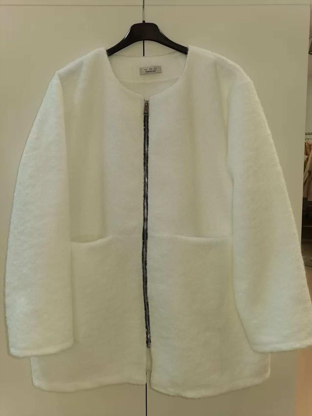 KaiXuan Mode GmbH - DOB, Young Fashion - Hamburg | Weiß | Kategorie: Mantel - Jacke | Angebot: Damenbekleidung, Herrenbekleidung, Damen Accessoires, Große Größen, Young Fashion, Sofortprogramme, Orderware | Adresse: KaiXuan Mode GmbH - Modering 3 Haus B Raum 338 - 22457 Hamburg - Tel: 040-58964150 - shixiongwei1@163.com