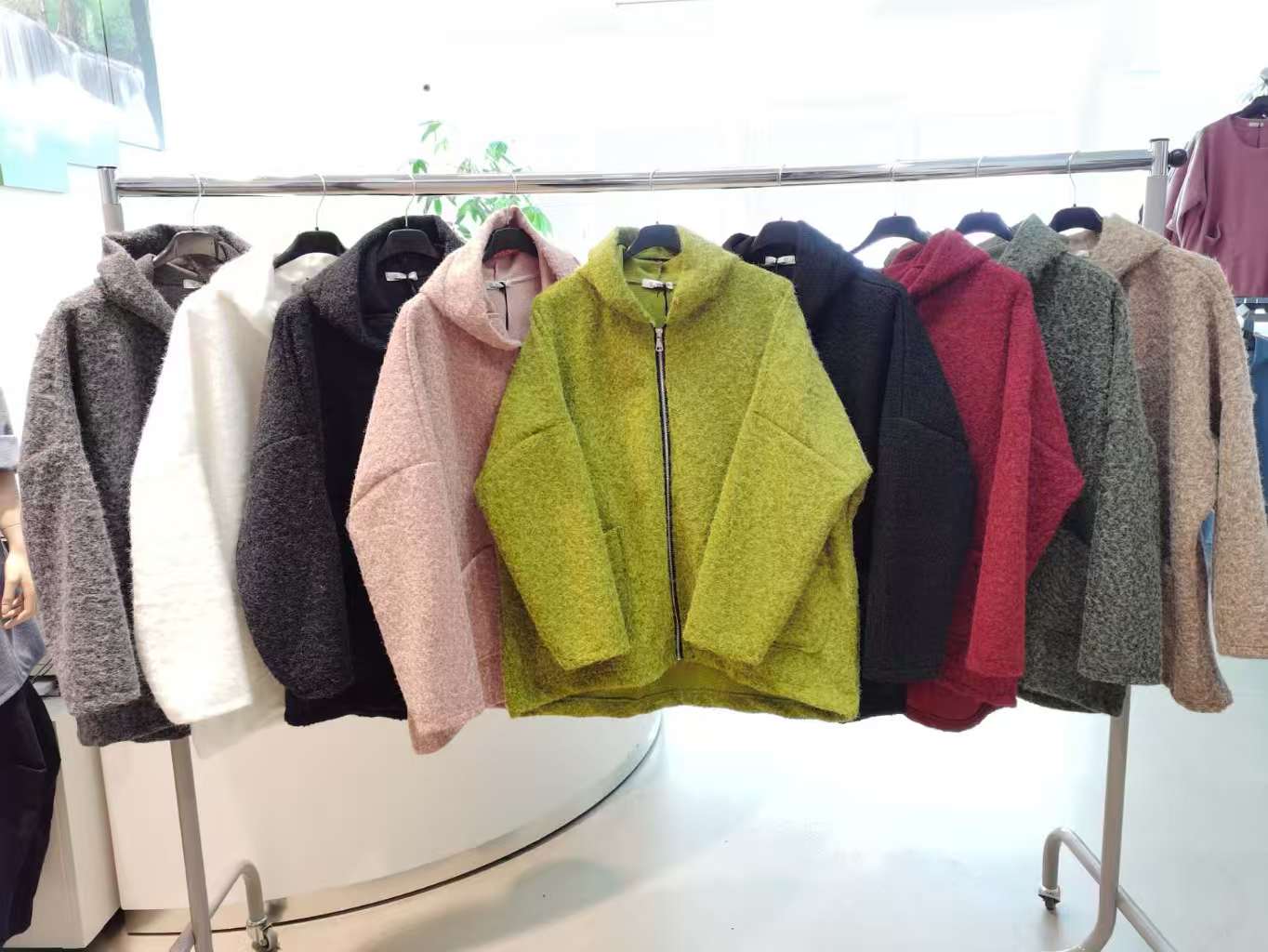 KaiXuan Mode GmbH - DOB, Young Fashion - Hamburg | Kategorie: Mantel - Jacke | Angebot: Damenbekleidung, Herrenbekleidung, Damen Accessoires, Große Größen, Young Fashion, Sofortprogramme, Orderware | Adresse: KaiXuan Mode GmbH - Modering 3 Haus B Raum 338 - 22457 Hamburg - Tel: 040-58964150 - shixiongwei1@163.com