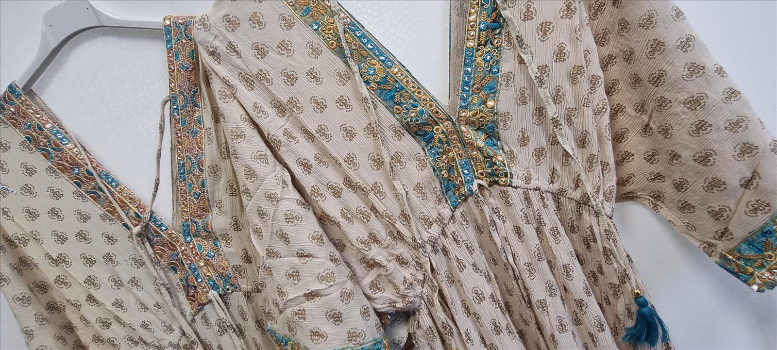 Hier geht's zum Shop von: Macco Moda GmbH Le Bonbon - DOB - Neuss | Kategorie: Kleider | Adresse: Macco Moda GmbH - Le Bonbon - Anton-Kux-Str. 2 B201 - 41460 Neuss - Tel: +49 17680315577 - maccomoda@outlook.com | Angebot: Damenbekleidung, Damen Accessoires, Herren Accessoires, Große Größen, Young Fashion, Sofortprogramme, Orderware