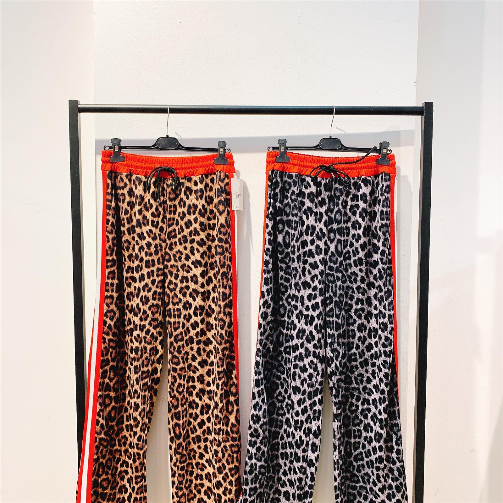 CAS CARA by Cherry´s GmbH - Damenbekleidung Pronto Moda | Artikel-Nr. LS-35043 | HOSE | 95% BAUMWOLLE5% ELASTOMER | Kategorie: HOSEN | Angebot: Damenbekleidung, Young Fashion, Sofortprogramme, Orderware | Adresse: Cherry´s GmbH - Breslauer Str. 1 - 41460 Neuss - Tel: 021313843120 - cherrysgmbh@gmail.com