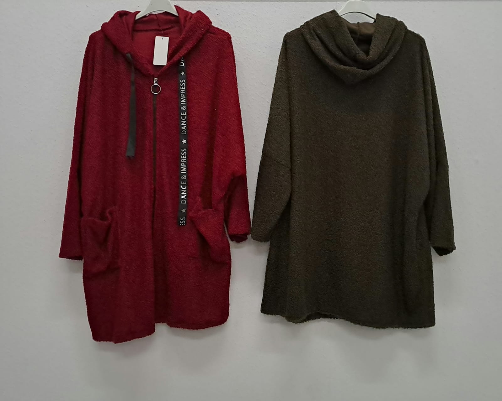 Catchme UG - DOB - Dreieich | Jacken Einheitsgröße | Artikel-Nr. GR-26559 | GR-26559 | Brustweite 80Lange 92 | Kategorie: Bekleidung (Ab grose 44) / Jacken | Angebot: Sofortprogramme, Orderware | Adresse: Catchme UG - Otto-Hahn Str. 24 - 63303 Dreieich - Tel: +49 (0)6103 – 39891 10 - grossartig9@gmail.com