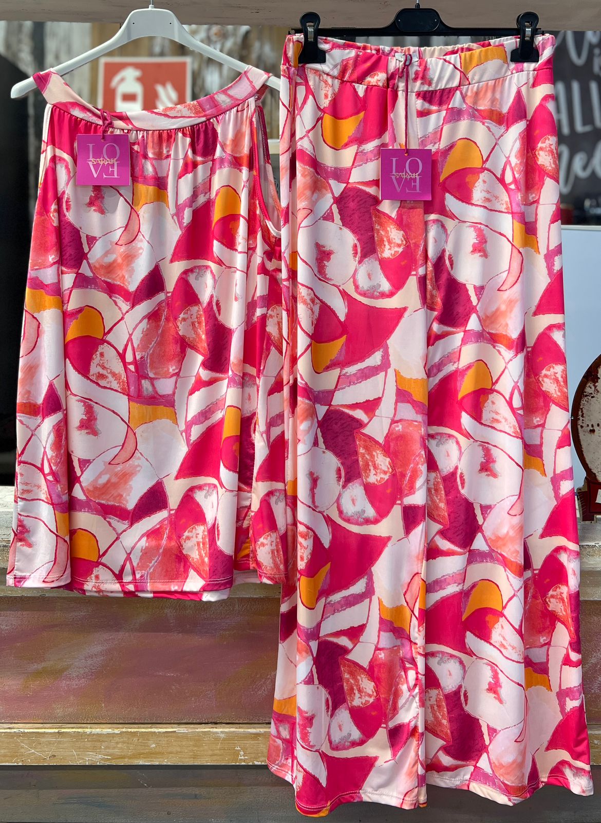 Hier geht's zum Shop von: Element of Joy - Damenbekleidung und Accessoires - Wiesbaden | Set | Artikel-Nr. 1427 | Kategorie: Set | Adresse: Element of Joy - Marktstraße 27 - 65183 Wiesbaden - Tel: 01628583468 - elementofjoy1@gmail.com | Angebot: Damenbekleidung, Damen Accessoires, Schuhe