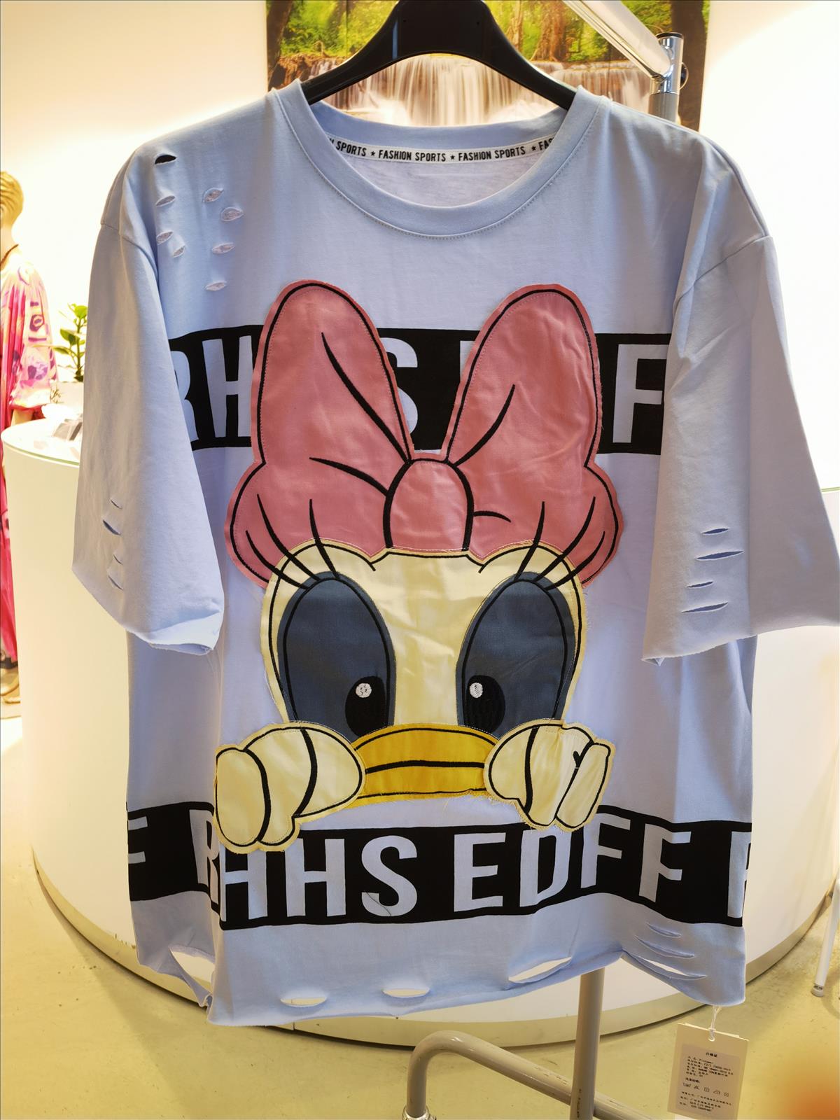 Hier geht's zum Shop von: KaiXuan Mode GmbH - DOB, Young Fashion - Hamburg | Kategorie: T-shirts | Adresse: KaiXuan Mode GmbH - Modering 3 Haus B Raum 338 - 22457 Hamburg - Tel: 040-58964150 - shixiongwei1@163.com | Angebot: Damenbekleidung, Herrenbekleidung, Damen Accessoires, Große Größen, Young Fashion, Sofortprogramme, Orderware