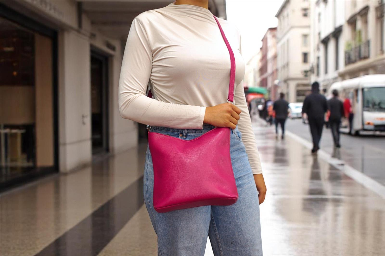 Hier geht's zum Shop von: Pulcini GmbH - 2BE - Fashion & Design | Artikel-Nr. 3307 | Echtes Leder Damen Tasche | UNSERN FAVORIT UNTER DIE MITTLERGROßE DAMEN TASCHEN ECHTES LEDER 25 X 27 X 10 CM STUFENLOS VERSTELLBAR BIS 120 CM MITTLEREFACH INNENSEITENFACH HANDYFACH HINTERNFACH | Kategorie: LEDER TASCHEN | Adresse: Pulcini Trends GMBH - Gartenstrasse 24 - 41460 Neuss - Tel: 021312913138 - pulcini-trends@outlook.de | Angebot: Damenbekleidung, Herrenbekleidung, Damen Accessoires, Herren Accessoires, Schuhe, Dessous, Beach Wear, Große Größen, Baby-Bekleidung, Kinder & Teens, Young Fashion, Landhausmode, Leather Wear, Sofortprogramme, Orderware