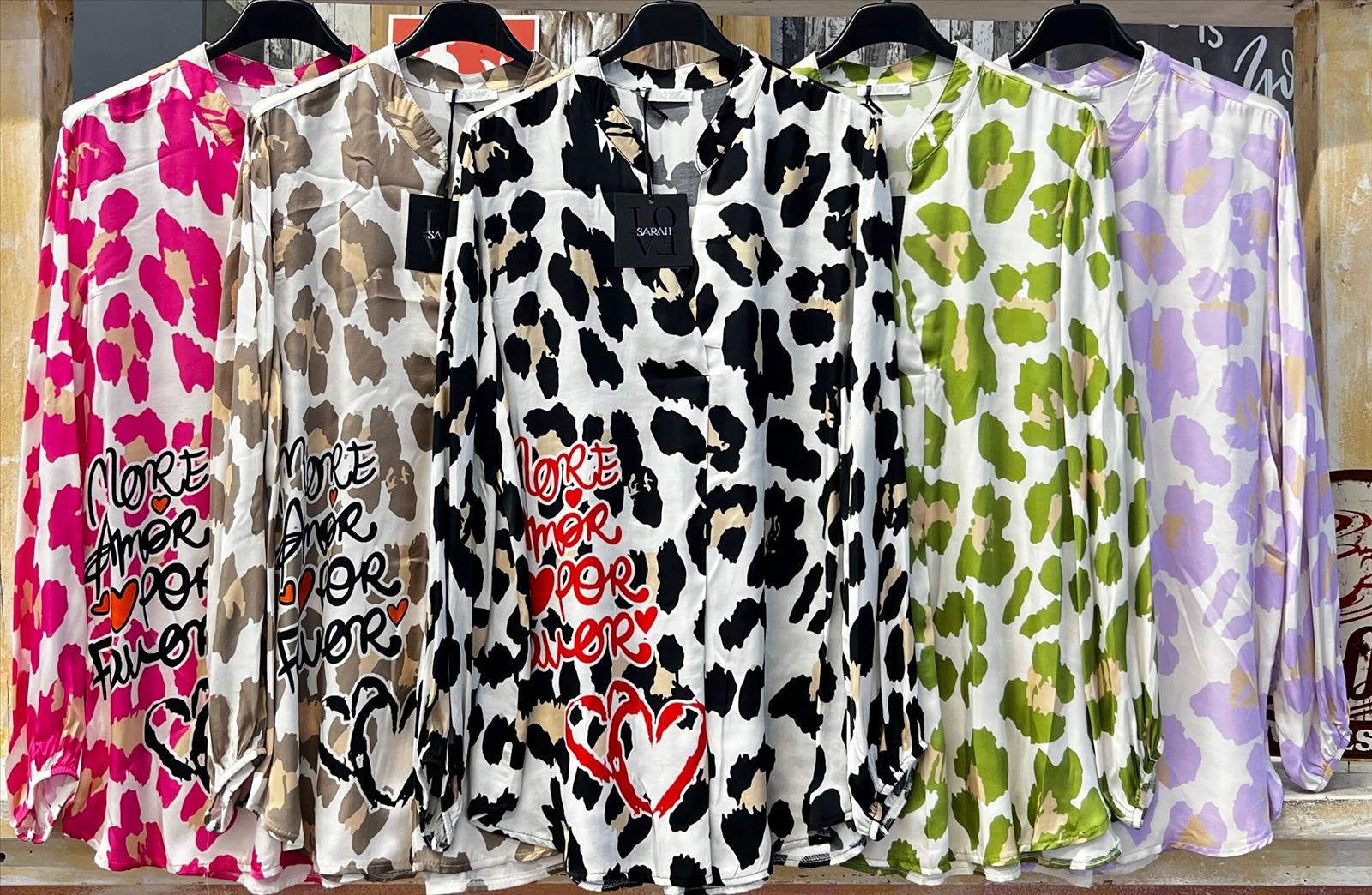 Hier geht's zum Shop von: Sarah GmbH - DOB aus Italien | Bluse | Artikel-Nr. 944 | Adresse: Sarah GmbH - Otto-Hahn-Straße 1 - 63303 Dreieich - Tel: 061039603444 - sarah-aktuell@t-online.de | Angebot: Damenbekleidung, Damen Accessoires, Große Größen, Young Fashion, Sofortprogramme, Orderware