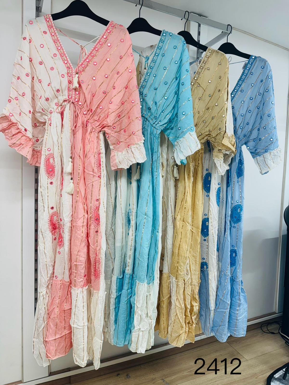 Hier geht's zum Shop von: 8star Mode GmbH - DOB; Young Fashion - Neuss | Kleidung | Artikel-Nr. 2412 | Boho | 1 Stück V-Ausschnitt vorne und hinten An der Taile ist ein schmaler Gummizug Sitzt sehr schön am Körper Das Material besteht aus 100% Viscose | Adresse: 8star Mode GmbH - Anton Kux Str. 2 - 41460 Neuss - Tel: 01795189105 - honglinxi9426@yahoo.de | Angebot: Sofortprogramme, Orderware