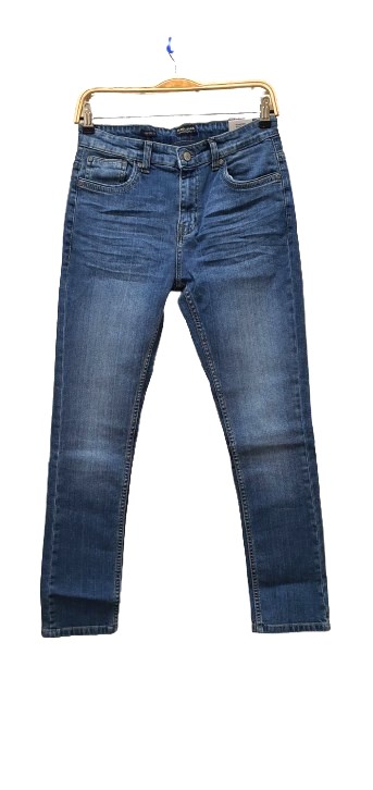 New York Life GmbH - Jacken, Sweats, Shirts und Hosen | J200067R | Artikel-Nr. J200067R/1001 | Boys five pocket Jeans in Regular fit | Five Pocket Stretch Jeans von Three Oaks – Bequem & Bewegungsfreundlich Die Five Pocket Stretch Jeans von Three Oaks sind perfekt für aktive Kids, die gerne in Bewegung sind! Der weiche Stretch-Denim sorgt für maximale Bequemlichkeit und macht jedes Abenteuer mit – vom Spielen im Garten bis zum Toben auf dem Spielplatz. Dank der Regular-Fit-Passform sitzen die Jeans locker und bequem, ohne einzuengen, und bieten genug Platz für all die großen und kleinen Bewegungen im Kinderalltag. Die klassisch | Kategorie: NOS / Boys / Hosen | Angebot: Kinder & Teens, Sofortprogramme, Orderware | Adresse: New York Life Gmbh - Albert-Einstein-Straße 4 - 63128 63128 Dietzenbach - Tel: 06074/485308 - info@newyorklife.eu