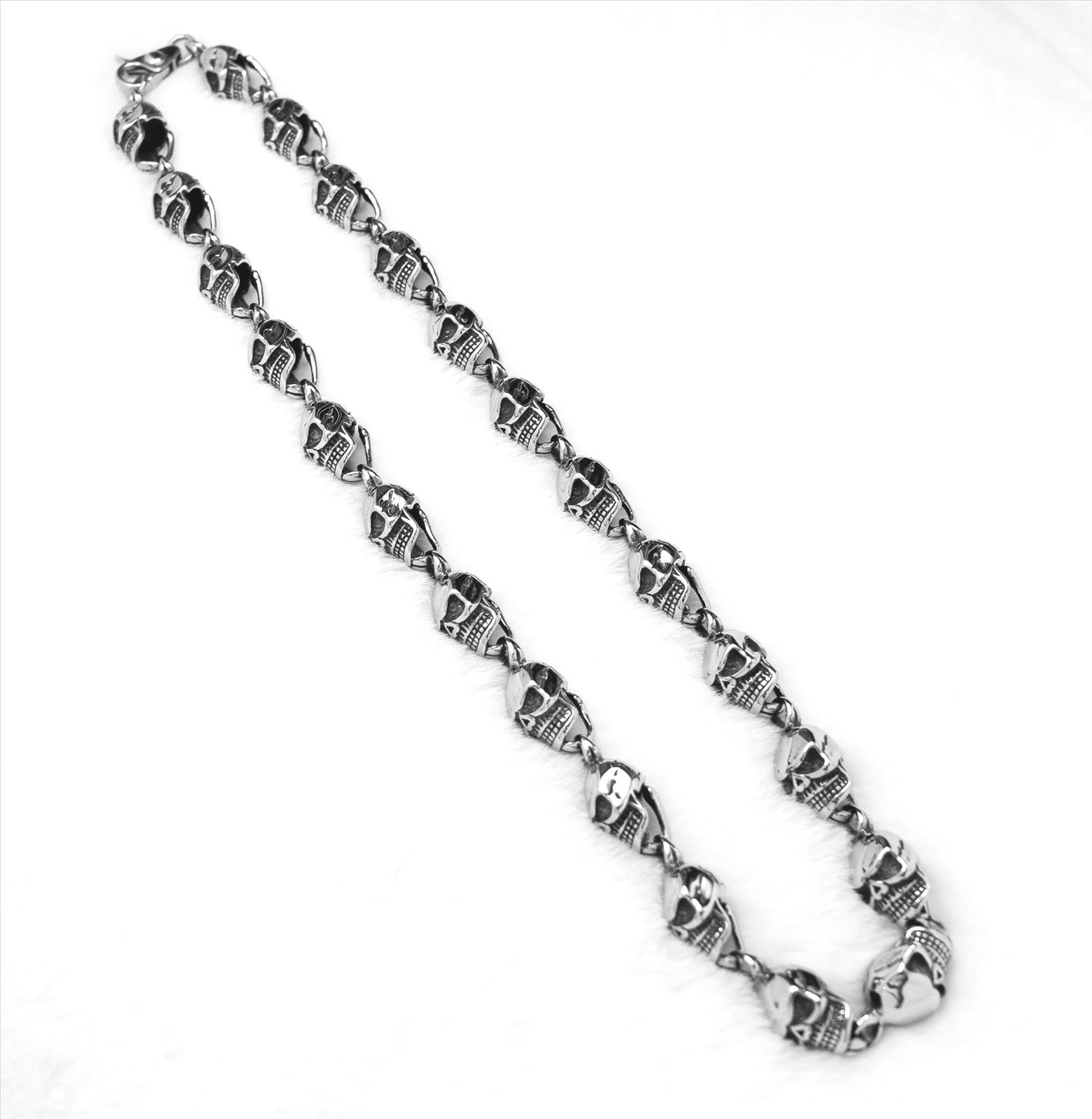 Hier geht's zum Shop von: Seibely (Silberschmuck, Edelsteinschmuck, Lederschmuck, Gothicschmuck, Tücher) | Artikel-Nr. SH-K2231L | Edelsahlkette mit Totenköpfen | Größe vom Totenkopf: 18mm Länge: 60cm | Kategorie: Edelstahlschmuck / Ketten / sonstige | Adresse: Seibel Handels GmbH - Breslauer Str. 8 - 41460 Neuss - Tel: 02131 3833 018 - info@seibely.de | Angebot: Herrenbekleidung, Damen Accessoires, Herren Accessoires, Orderware