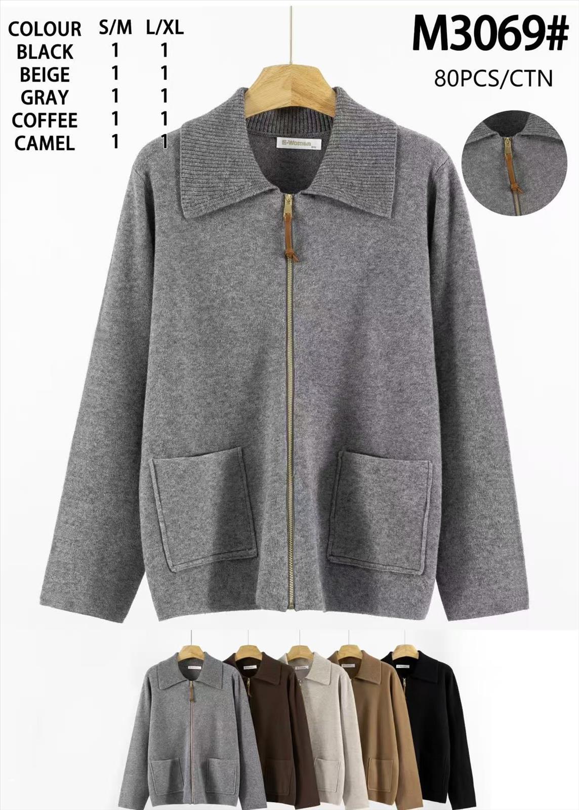 Macco Moda GmbH Le Bonbon - DOB - Neuss | Strick-Cardigan mit Reißverschluss | Artikel-Nr. M3069 | Pullover | 35%Viscose35%Polyamid20% Acryl10% Elastan | Kategorie: Pullover | Angebot: Damenbekleidung, Damen Accessoires, Herren Accessoires, Große Größen, Young Fashion, Sofortprogramme, Orderware | Adresse: Macco Moda GmbH - Le Bonbon - Anton-Kux-Str. 2 B201 - 41460 Neuss - Tel: +49 17680315577 - maccomoda@outlook.com
