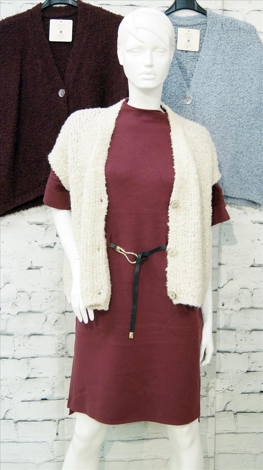 Bhatti Mode GmbH - Young fashion, DOB - Blusen, Hosen Jacken, Jeans, Kleider, Pullover etc. | Artikel-Nr. 16717 | Weste Boucle | # Weste mit Überschnittener Schulter ## lässiger Schnitt ## 3 Knöpfe ## 62%Acryll,18%Polyester;8%Viskose,8%Lana,4%Alpaka | Kategorie: Weste | Angebot: Damenbekleidung, Young Fashion, Sofortprogramme | Adresse: Bhatti Mode GmbH - Breslauer Str. 8 - 41460 Neuss - Tel: 02131-130004 - gurdip-bhatti@t-online.de
