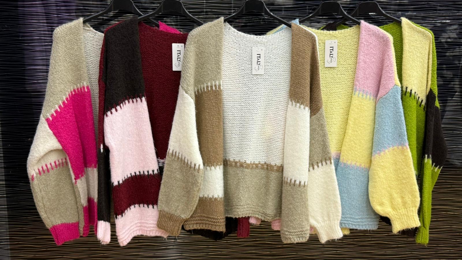 W8 Fashion GmbH - DOB;Young Fashion - Neuss | Artikel-Nr. 25016 | Strickjacke | Angebot: Damenbekleidung, Damen Accessoires, Große Größen, Young Fashion, Sofortprogramme | Adresse: W8 Fashion GmbH - Breslauer Str. 1 - 41460 Neuss - Tel: 021312017119 - www8fashion@gmail.com