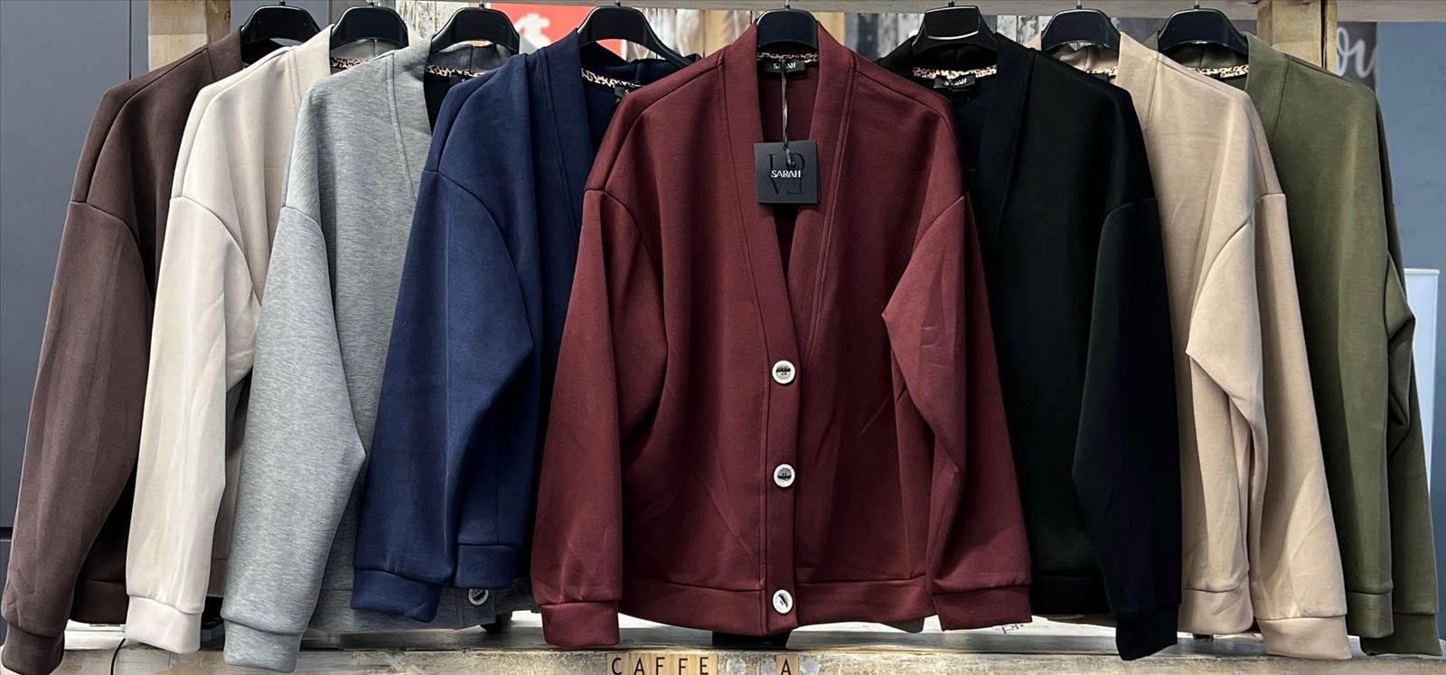 Sarah GmbH - DOB aus Italien | Jacke | Artikel-Nr. 979 | Angebot: Damenbekleidung, Damen Accessoires, Große Größen, Young Fashion, Sofortprogramme, Orderware | Adresse: Sarah GmbH - Otto-Hahn-Straße 1 - 63303 Dreieich - Tel: 061039603444 - sarah-aktuell@t-online.de