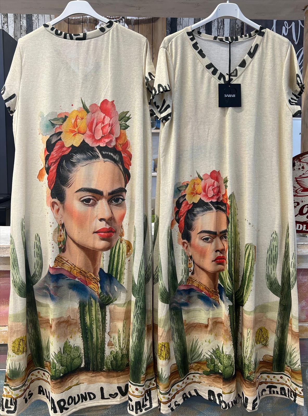 Hier geht's zum Shop von: Sarah GmbH - DOB aus Italien | Kleid | Artikel-Nr. 1019 | Adresse: Sarah GmbH - Otto-Hahn-Straße 1 - 63303 Dreieich - Tel: 061039603444 - sarah-aktuell@t-online.de | Angebot: Damenbekleidung, Damen Accessoires, Große Größen, Young Fashion, Sofortprogramme, Orderware