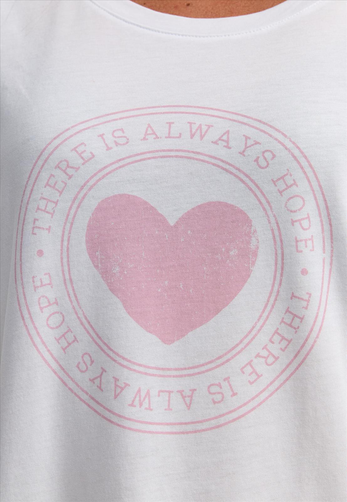 Hier geht's zum Shop von: Decay Modevertrieb GmbH - Textilien Grosshandel T-Shirts Jeans | Artikel-Nr. MD2005 | Decay T-Shirt | Design: Auf der Vorderseite steht der inspirierende Schriftzug 