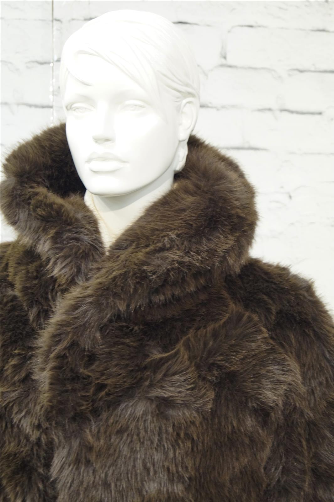 Hier geht's zum Shop von: Bhatti Mode GmbH - Young fashion, DOB - Blusen, Hosen Jacken, Jeans, Kleider, Pullover etc. | Kategorie: Blazer/Jacke/Mantel | Adresse: Bhatti Mode GmbH - Breslauer Str. 8 - 41460 Neuss - Tel: 02131-130004 - gurdip-bhatti@t-online.de | Angebot: Damenbekleidung, Young Fashion, Sofortprogramme