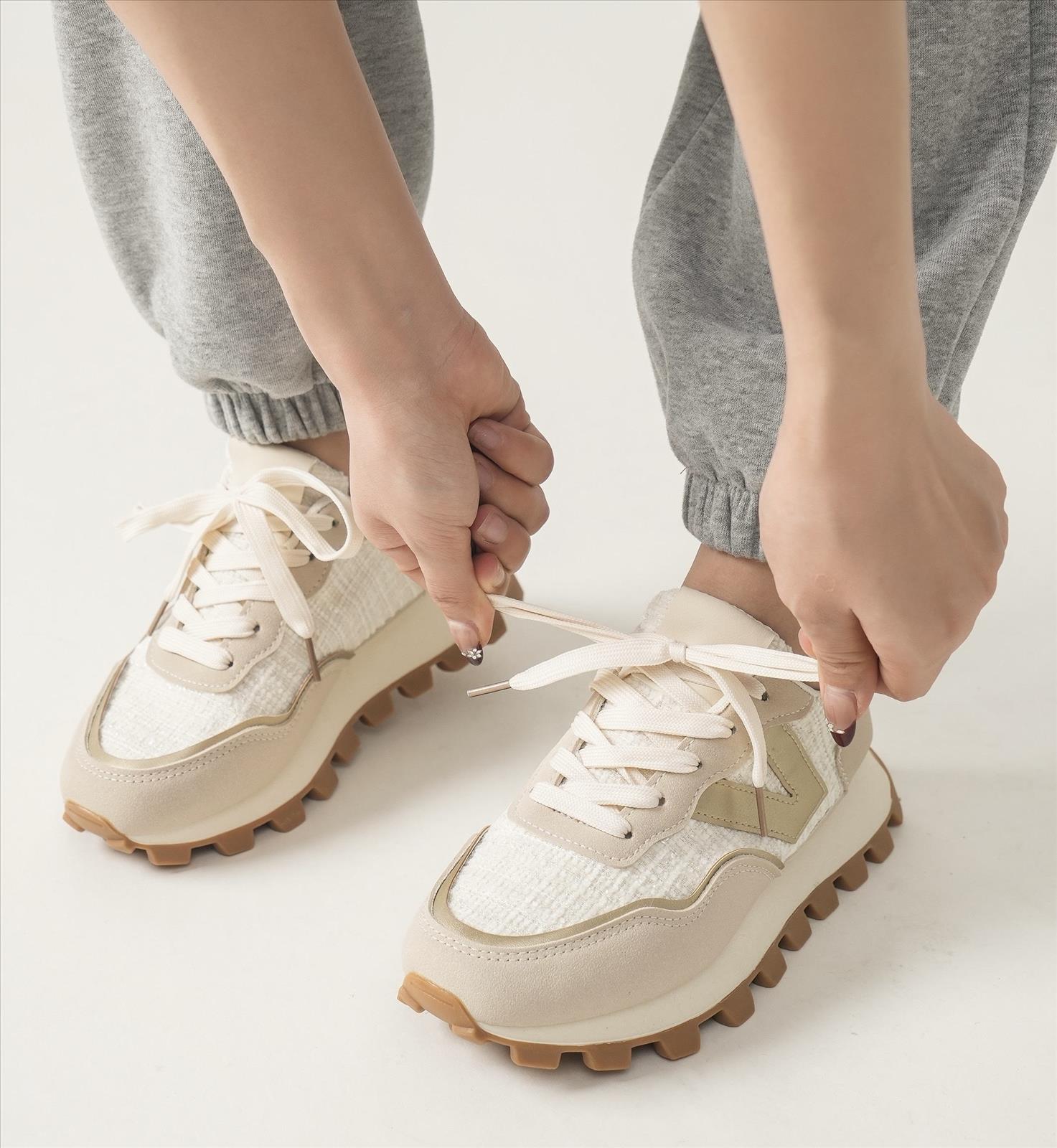 Hier geht's zum Shop von: Ala Mode Fashion-DOB;Accessoires;Leather Wear; Young Fashion - Neuss | Kategorie: Schuhe / Sneakers (Lot) | Adresse: Ala Mode Fashion - Breslauerstr. 8 Raum 113 - 41460 neuss - Tel: 021312091616 - ala-mode@web.de | Angebot: Sofortprogramme, Orderware