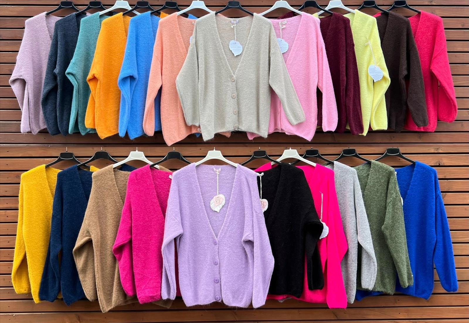 Sarah GmbH - DOB aus Italien | Cardigan | Artikel-Nr. 757 | Angebot: Damenbekleidung, Damen Accessoires, Große Größen, Young Fashion, Sofortprogramme, Orderware | Adresse: Sarah GmbH - Otto-Hahn-Straße 1 - 63303 Dreieich - Tel: 061039603444 - sarah-aktuell@t-online.de