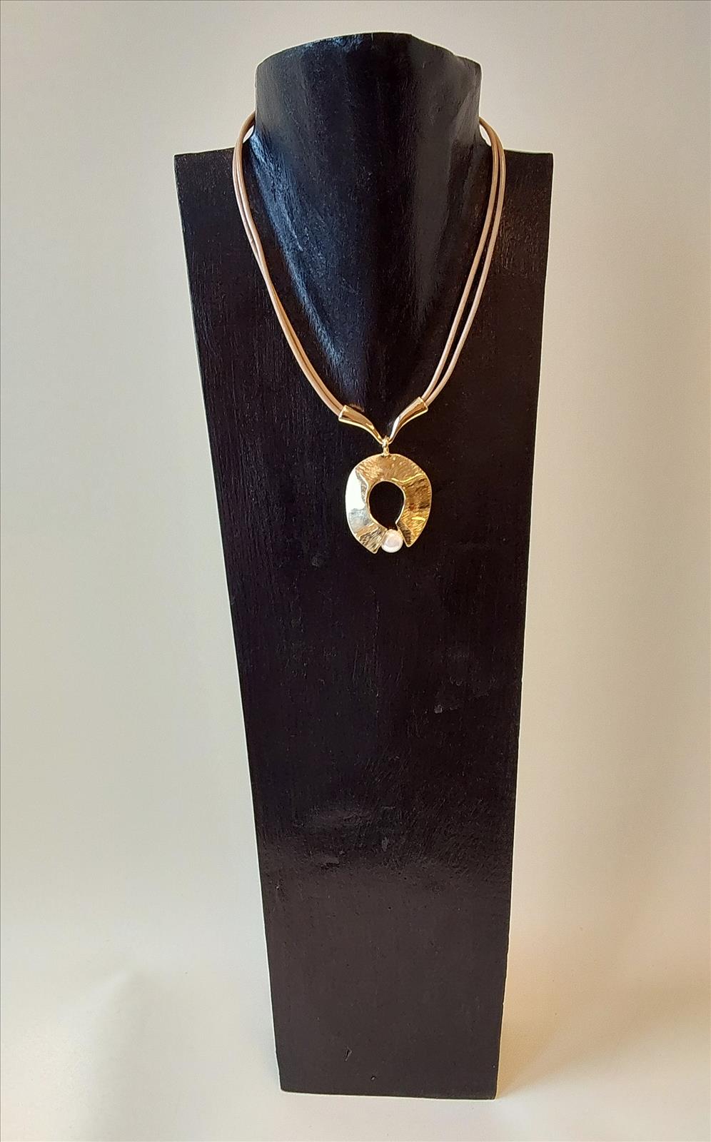 Hier geht's zum Shop von: ELINORO - Accessoires Damen, Modeaccessoires - Schkeuditz | Artikel-Nr. 500465 | Kette, 2 Lederbänder, offener Kringel mit Perle | Kategorie: Ketten kurz | Adresse: ELINORO Modeaccessoires - Münchener Ring 2/B131 - 04435 Schkeuditz - Tel: 034204459777 - elinoro@arcor.de | Angebot: Damenbekleidung, Damen Accessoires, Sofortprogramme, Orderware
