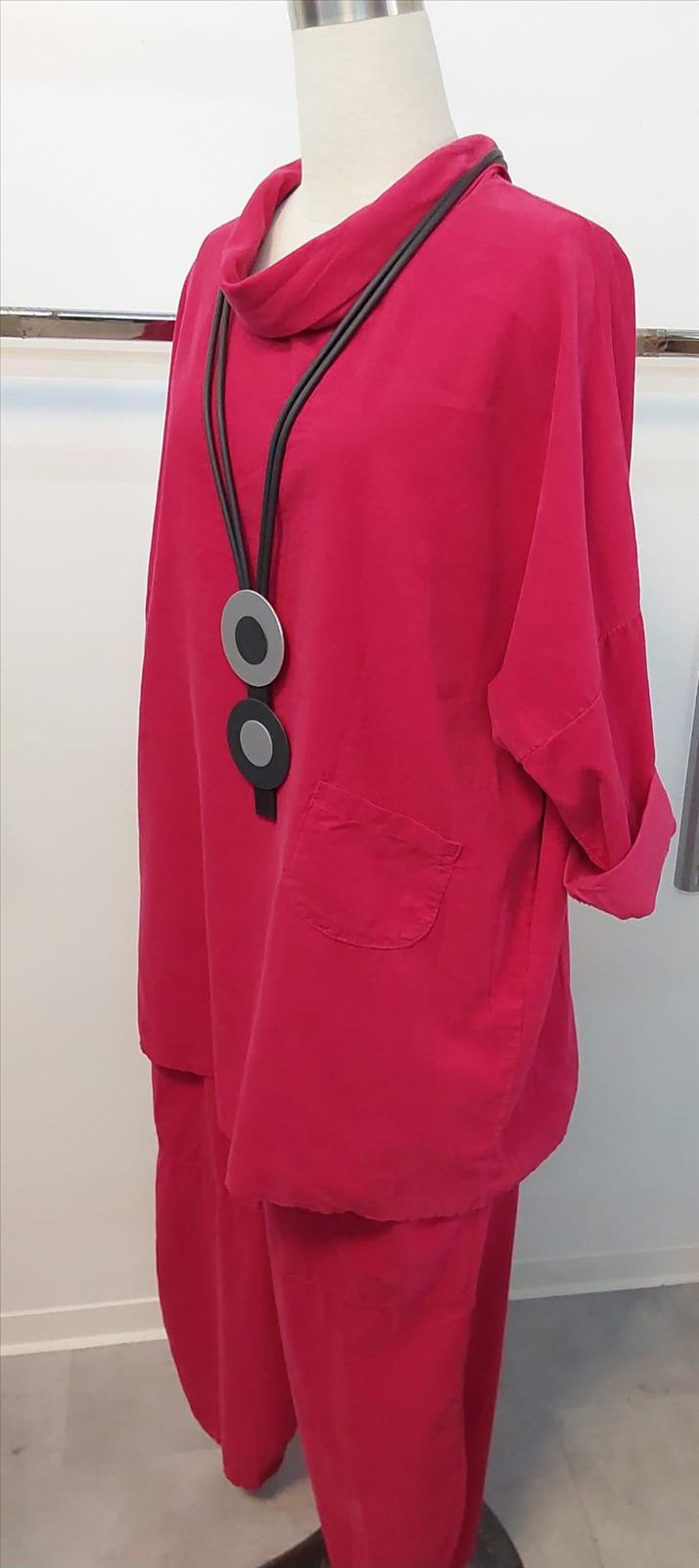 Hier geht's zum Shop von: Khan Mode GmbH La Bass (LA BASS MODE - EXKLUSIVER LAGENLOOK - Damenmode) - Tunikas, Shirts, Jacken, Kleider, Hosen etc. | Adresse: Khan Mode GmbH - Breslauer Str. 8 - 41460 Neuss - Tel: 02131 167480 - labassmode@hotmail.de | Angebot: Damenbekleidung, Große Größen, Sofortprogramme