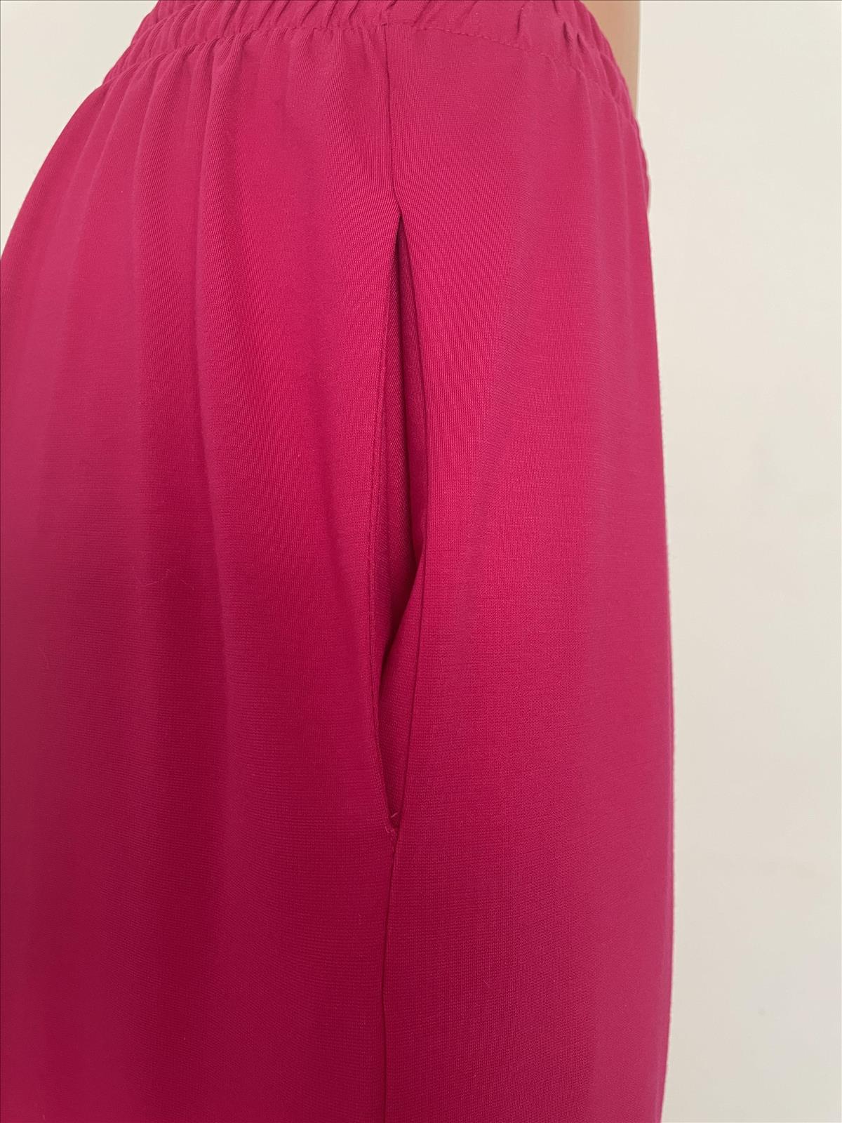 Hier geht's zum Shop von: Classic & Mode GmbH - DOB - Hamburg | Kategorie: Hosen | Adresse: Classic & Mode GmbH - Modering 1 - 22457 Hamburg - Tel: 040 86687183 - classicsandmode@gmail.com | Angebot: Damenbekleidung, Große Größen
