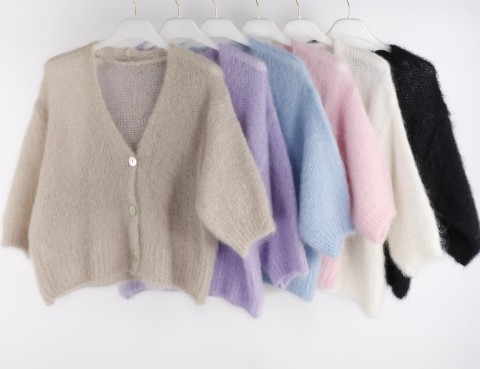 Hier geht's zum Shop von: olluni fashion GmbH - DOB-HAHA-Accessoires-Schuhe-Young-Fashion-Leder-Große Größen - Hamburg | Artikel-Nr. HH24233-3 | 80% Kid Mohair Strick Jacke | Kategorie: Strickwaren | Adresse: olluni fashion GmbH - Modering 5, Haus D, 5 Etage - 22457 Hamburg - Tel: 040 55598886 - info@olluni.de | Angebot: Damenbekleidung, Damen Accessoires, Große Größen, Young Fashion, Leather Wear, Sofortprogramme, Orderware
