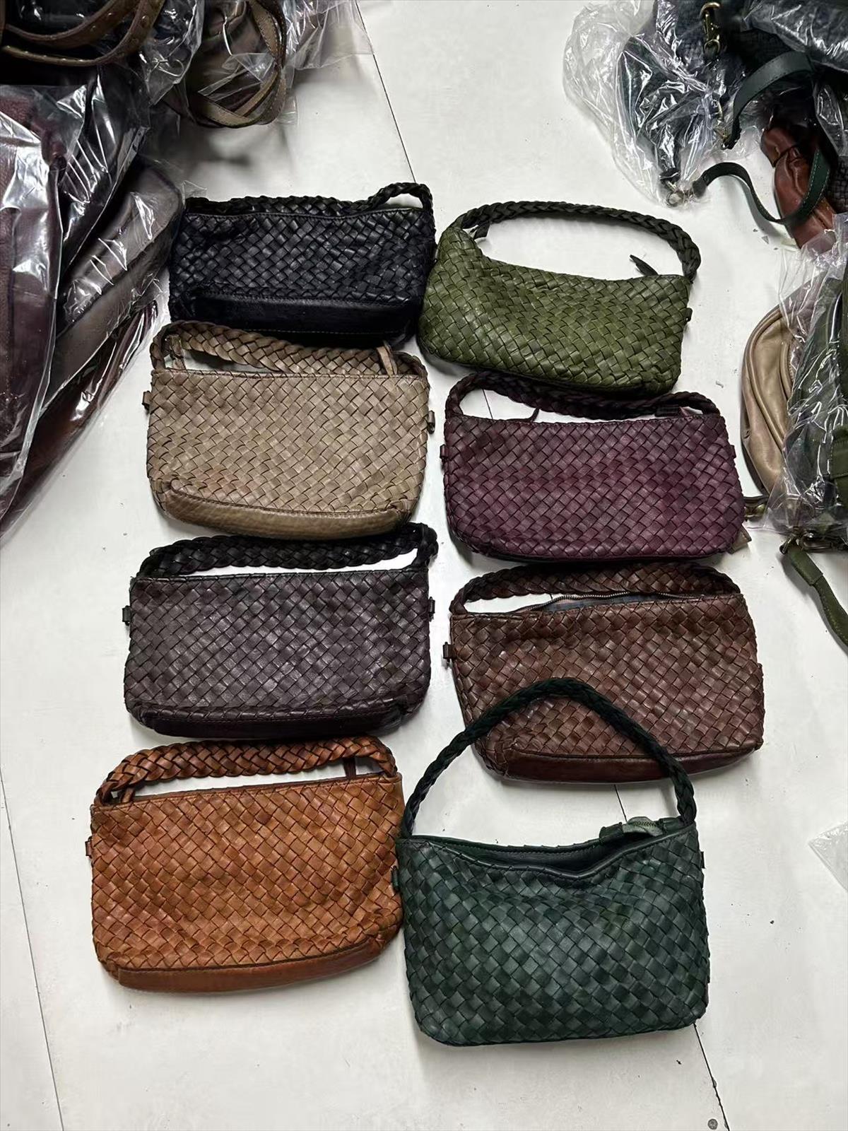 Hier geht's zum Shop von: JACKY & JUSTIN GMBH - Damenaccessoires, Lederwaren | Adresse: JACKY & JUSTIN GMBH - ANTON-KUX-STR.2 RAUM A247 - 41460 NEUSS - Tel: 021313865173 - JAJUZH@GMAIL.COM | Angebot: Damen Accessoires, Young Fashion, Leather Wear, Sofortprogramme