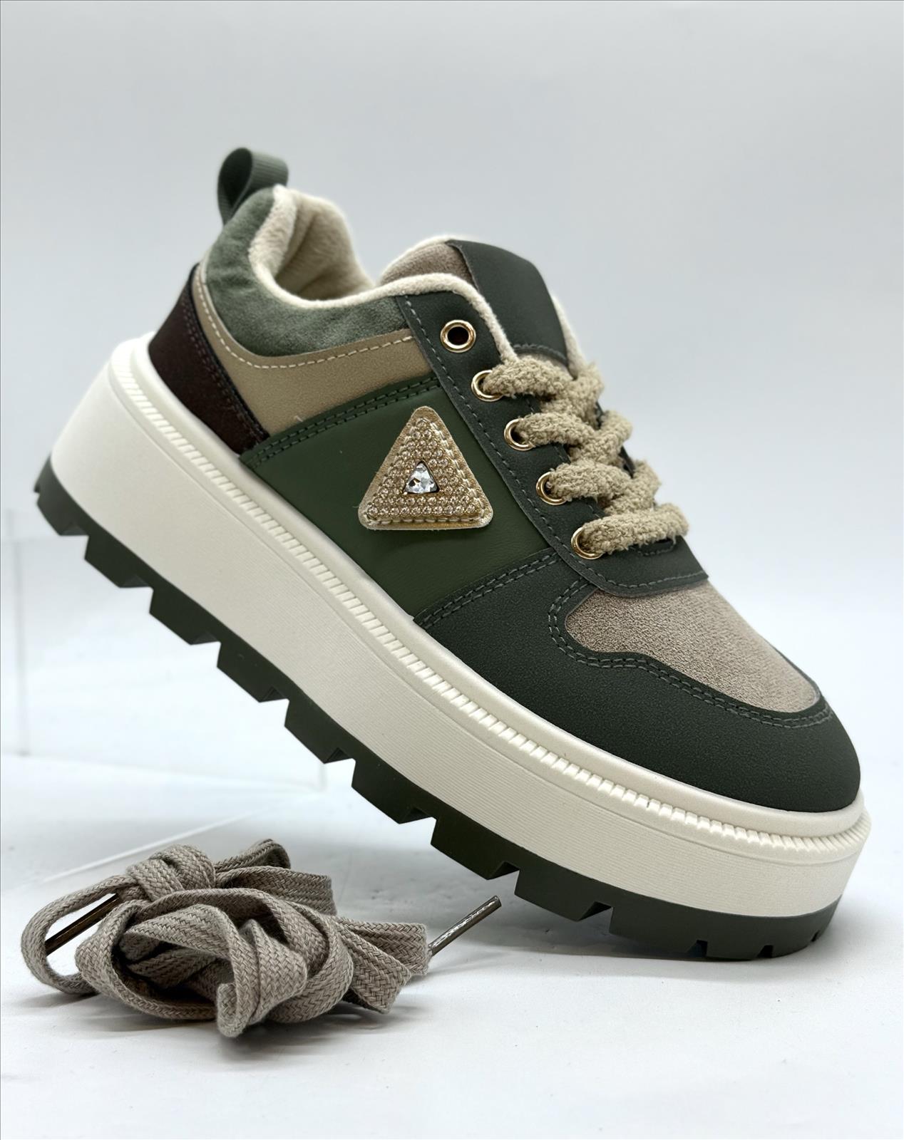 Ala Mode Fashion-DOB;Accessoires;Leather Wear; Young Fashion - Neuss | Kategorie: Schuhe / Sneakers (6 Paare) | Angebot: Sofortprogramme, Orderware | Adresse: Ala Mode Fashion - Breslauerstr. 8 Raum 113 - 41460 neuss - Tel: 021312091616 - ala-mode@web.de