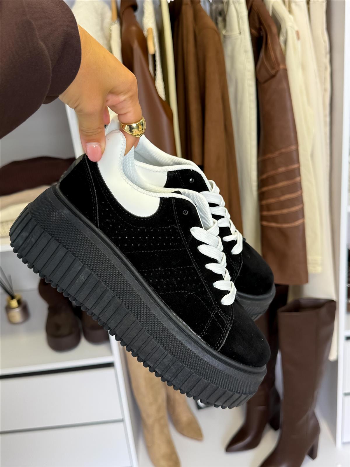 Hier geht's zum Shop von: efashion s.r.o. - DOB;Accesoires;Schuhe;Young Fashion - Medvedov | Kategorie: Women´s Shoes / Sneakers | Adresse: efashion s.r.o. - Medvedov 248 - 93007 Medvedov - Tel: 00421915306623 - egrikolocsicsjudit@gmail.com | Angebot: Sofortprogramme, Orderware