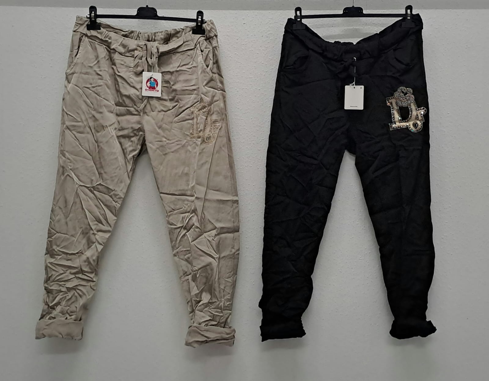 Hier geht's zum Shop von: Catchme UG - DOB - Dreieich | Hosen Einheitsgröße | Artikel-Nr. GR-26789 | GR-26789 | gedehnt 80 | Kategorie: Bekleidung (Ab grose 44) / Hosen | Adresse: Catchme UG - Otto-Hahn Str. 24 - 63303 Dreieich - Tel: +49 (0)6103 – 39891 10 - grossartig9@gmail.com | Angebot: Sofortprogramme, Orderware