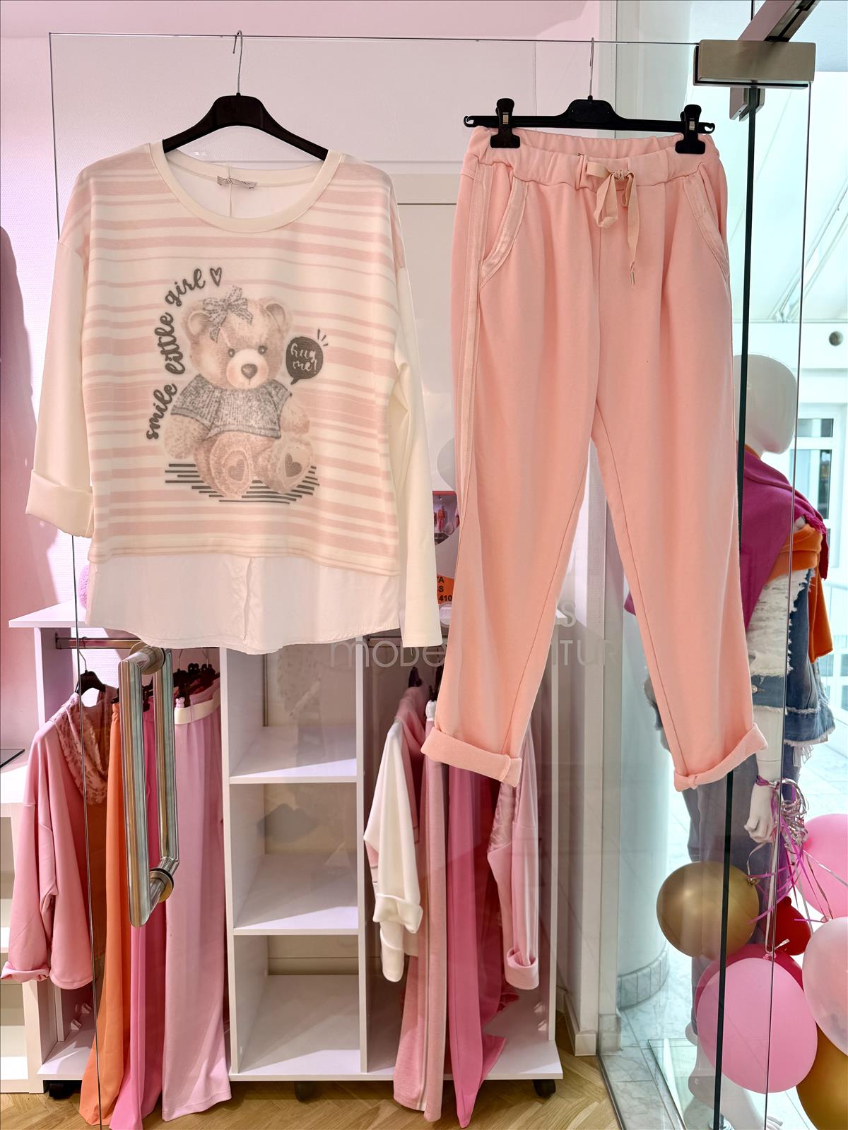 Hier geht's zum Shop von: Modeagentur Ditta Boss e. K. - Damenbekleidung | Adresse: Modeagentur Ditta Boss e. K. - Darmsheimer Str. 12-1 - 71069 Sindelfingen - Tel: 070318198844 - ditta.boss@gmail.com | Angebot: Damenbekleidung, Damen Accessoires, Schuhe, Große Größen, Young Fashion, Sofortprogramme, Orderware