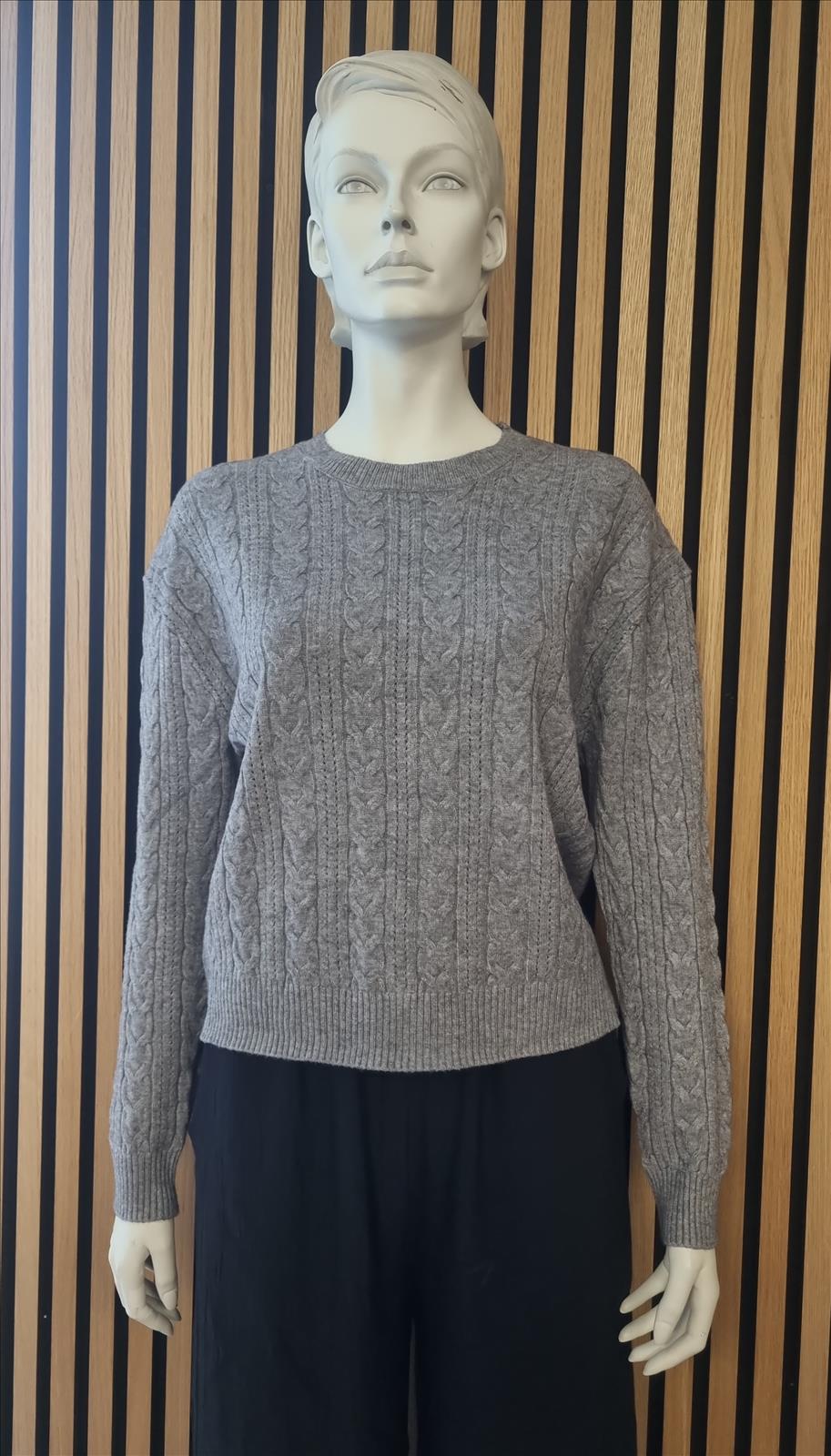 Hier geht's zum Shop von: Macco Moda GmbH Le Bonbon - DOB - Neuss | Kategorie: Pullover | Adresse: Macco Moda GmbH - Le Bonbon - Anton-Kux-Str. 2 B201 - 41460 Neuss - Tel: +49 17680315577 - maccomoda@outlook.com | Angebot: Damenbekleidung, Damen Accessoires, Herren Accessoires, Große Größen, Young Fashion, Sofortprogramme, Orderware