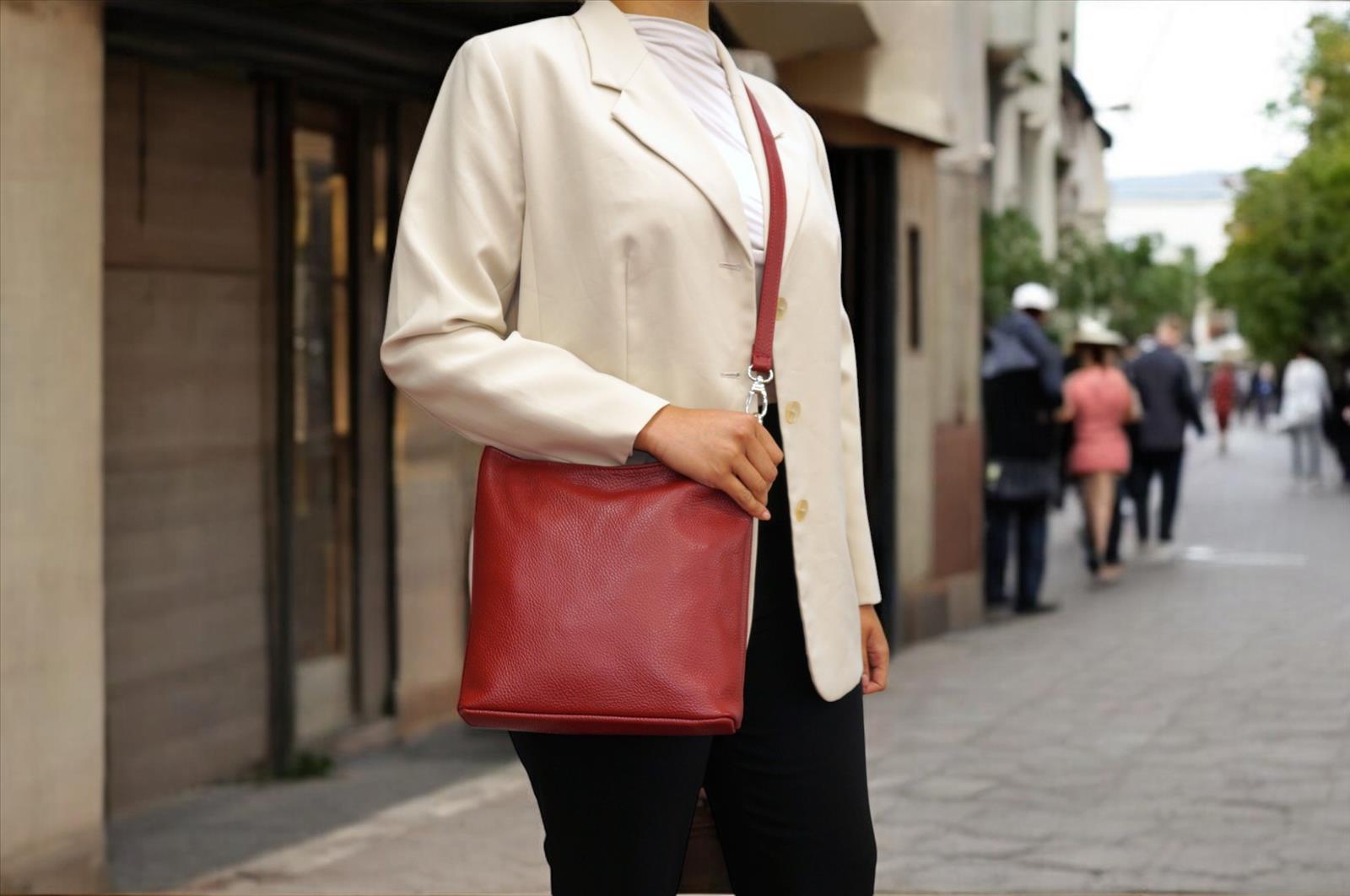 Hier geht's zum Shop von: Pulcini GmbH - 2BE - Fashion & Design | Kategorie: LEDER TASCHEN | Adresse: Pulcini Trends GMBH - Gartenstrasse 24 - 41460 Neuss - Tel: 021312913138 - pulcini-trends@outlook.de | Angebot: Damenbekleidung, Herrenbekleidung, Damen Accessoires, Herren Accessoires, Schuhe, Dessous, Beach Wear, Große Größen, Baby-Bekleidung, Kinder & Teens, Young Fashion, Landhausmode, Leather Wear, Sofortprogramme, Orderware