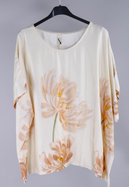 Hier geht's zum Shop von: olluni fashion GmbH - DOB-HAHA-Accessoires-Schuhe-Young-Fashion-Leder-Große Größen - Hamburg | Artikel-Nr. 50126-2 | Übergröße glatt seidige Bluse Shirt | Kategorie: Bluse | Adresse: olluni fashion GmbH - Modering 5, Haus D, 5 Etage - 22457 Hamburg - Tel: 040 55598886 - info@olluni.de | Angebot: Damenbekleidung, Damen Accessoires, Große Größen, Young Fashion, Leather Wear, Sofortprogramme, Orderware