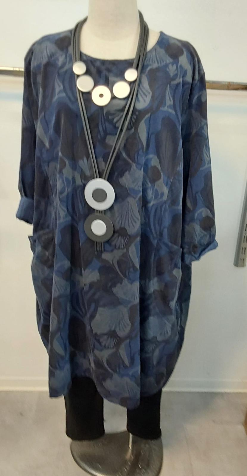 Hier geht's zum Shop von: Khan Mode GmbH La Bass (LA BASS MODE - EXKLUSIVER LAGENLOOK - Damenmode) - Tunikas, Shirts, Jacken, Kleider, Hosen etc. | Artikel-Nr. Kleid 85336 | Kleid MIT BUND | Artikel 85336 Kleid mit bunt AA 77cm, Länge 110%Cotton | Adresse: Khan Mode GmbH - Breslauer Str. 8 - 41460 Neuss - Tel: 02131 167480 - labassmode@hotmail.de | Angebot: Damenbekleidung, Große Größen, Sofortprogramme
