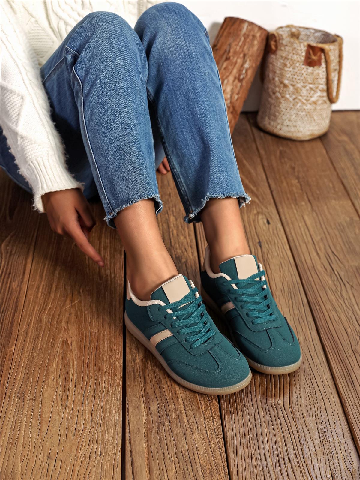 Ala Mode Fashion-DOB;Accessoires;Leather Wear; Young Fashion - Neuss | Kategorie: Schuhe / Sneakers (Lot) | Angebot: Sofortprogramme, Orderware | Adresse: Ala Mode Fashion - Breslauerstr. 8 Raum 113 - 41460 neuss - Tel: 021312091616 - ala-mode@web.de