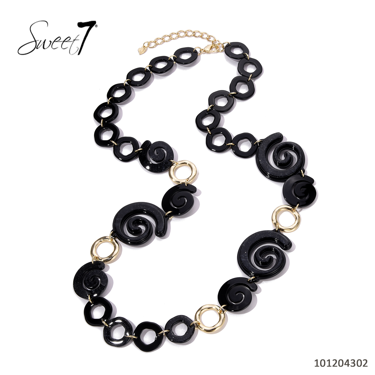 Sunny Mode GmbH - Junge Mode aus Paris | Kette Sweet7 | Artikel-Nr. 101204302 | Diese auffällige Halskette von Sweet7 kombiniert schwarze Spiral- und Ringelemente mit goldfarbenen Akzenten. Ihr markantes Design macht sie zum perfekten Statement-Schmuckstück für individuelle und moderne Looks. | Kategorie: Schmuck / Ketten | Angebot: Damenbekleidung, Damen Accessoires, Große Größen, Young Fashion, Sofortprogramme | Adresse: Sunny Mode GmbH - Kölner Str. 1 - 65760 Eschborn - Tel: 06196 483138 - info@sunnymode.de