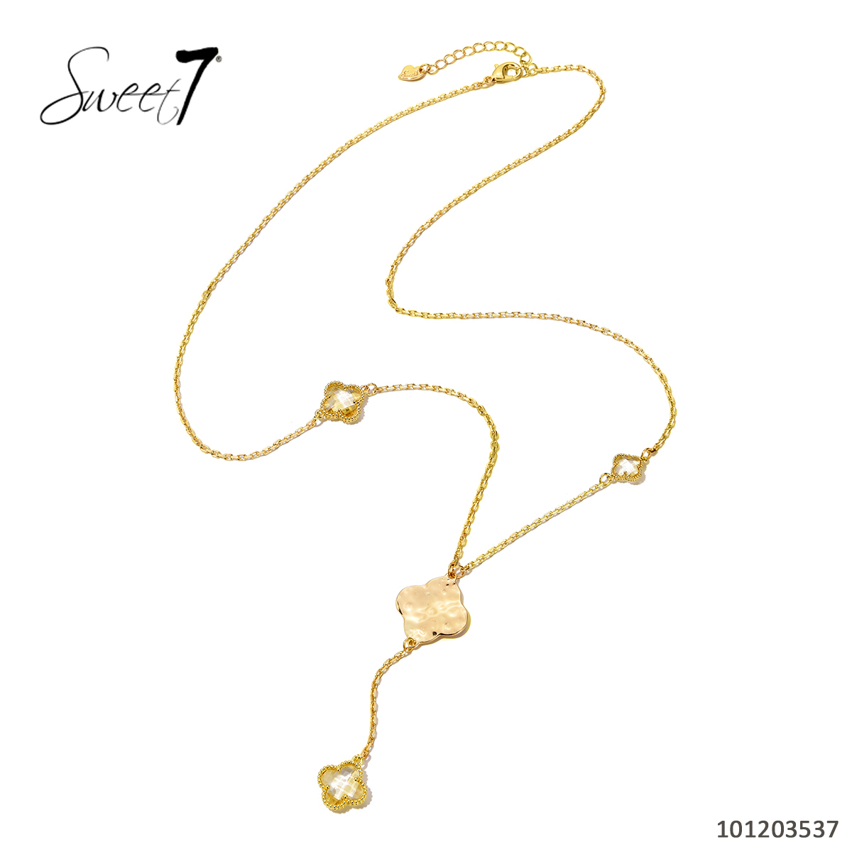 Sunny Mode GmbH - Junge Mode aus Paris | Kette Sweet7 | Artikel-Nr. 101203537 | Diese edle Halskette von Sweet7 vereint goldfarbene Elemente mit vierblättrigen Blütenanhängern. Ein strukturierter, goldener Zwischenteil setzt einen besonderen Akzent und verleiht dem Schmuckstück einen eleganten Look. | Kategorie: Schmuck / Ketten | Angebot: Damenbekleidung, Damen Accessoires, Große Größen, Young Fashion, Sofortprogramme | Adresse: Sunny Mode GmbH - Kölner Str. 1 - 65760 Eschborn - Tel: 06196 483138 - info@sunnymode.de