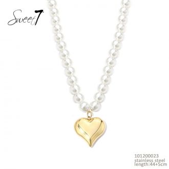 Sunny Mode GmbH - Junge Mode aus Paris | Kette Sweet7 | Artikel-Nr. 101200023 | Diese romantische Halskette von Sweet7 besteht aus eleganten Perlen und einem glänzenden Herzanhänger aus Edelstahl. Mit einer Länge von 44 + 5 cm ist sie das perfekte Schmuckstück für feminine und stilvolle Looks. | Kategorie: Schmuck / Ketten | Angebot: Damenbekleidung, Damen Accessoires, Große Größen, Young Fashion, Sofortprogramme | Adresse: Sunny Mode GmbH - Kölner Str. 1 - 65760 Eschborn - Tel: 06196 483138 - info@sunnymode.de