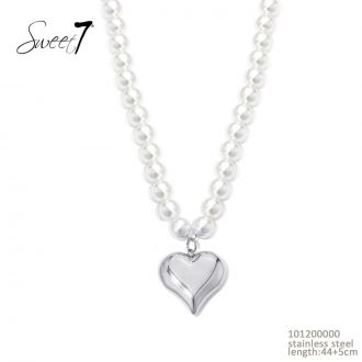 Sunny Mode GmbH - Junge Mode aus Paris | Kette Sweet7 | Artikel-Nr. 101200000 | Diese romantische Halskette von Sweet7 besteht aus eleganten Perlen und einem glänzenden Herzanhänger aus Edelstahl. Mit einer Länge von 44 + 5 cm ist sie das perfekte Schmuckstück für feminine und stilvolle Looks. | Kategorie: Schmuck / Ketten | Angebot: Damenbekleidung, Damen Accessoires, Große Größen, Young Fashion, Sofortprogramme | Adresse: Sunny Mode GmbH - Kölner Str. 1 - 65760 Eschborn - Tel: 06196 483138 - info@sunnymode.de