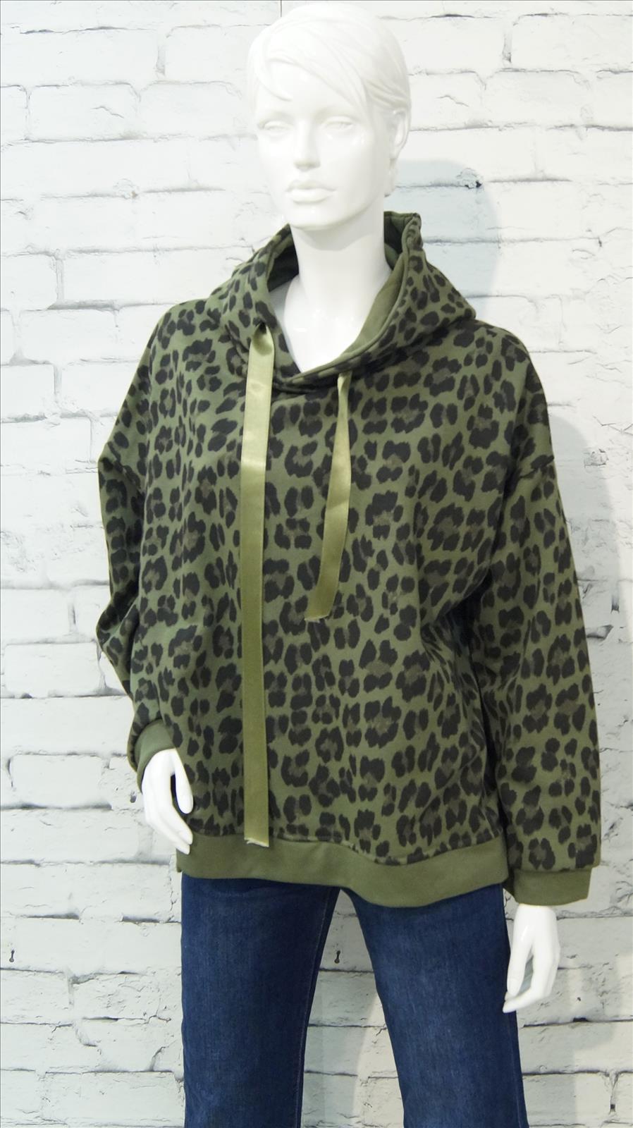 Bhatti Mode GmbH - Young fashion, DOB - Blusen, Hosen Jacken, Jeans, Kleider, Pullover etc. | Artikel-Nr. 16715 | Hoodie Leo | # lässiger Hoodie mit Leomuster ## Rückenteil länger ## weicher dicker Stoff ## Satinband ## 95%Cotton;5%Elasthan # | Kategorie: Shirt/Bluse/Pullover | Angebot: Damenbekleidung, Young Fashion, Sofortprogramme | Adresse: Bhatti Mode GmbH - Breslauer Str. 8 - 41460 Neuss - Tel: 02131-130004 - gurdip-bhatti@t-online.de