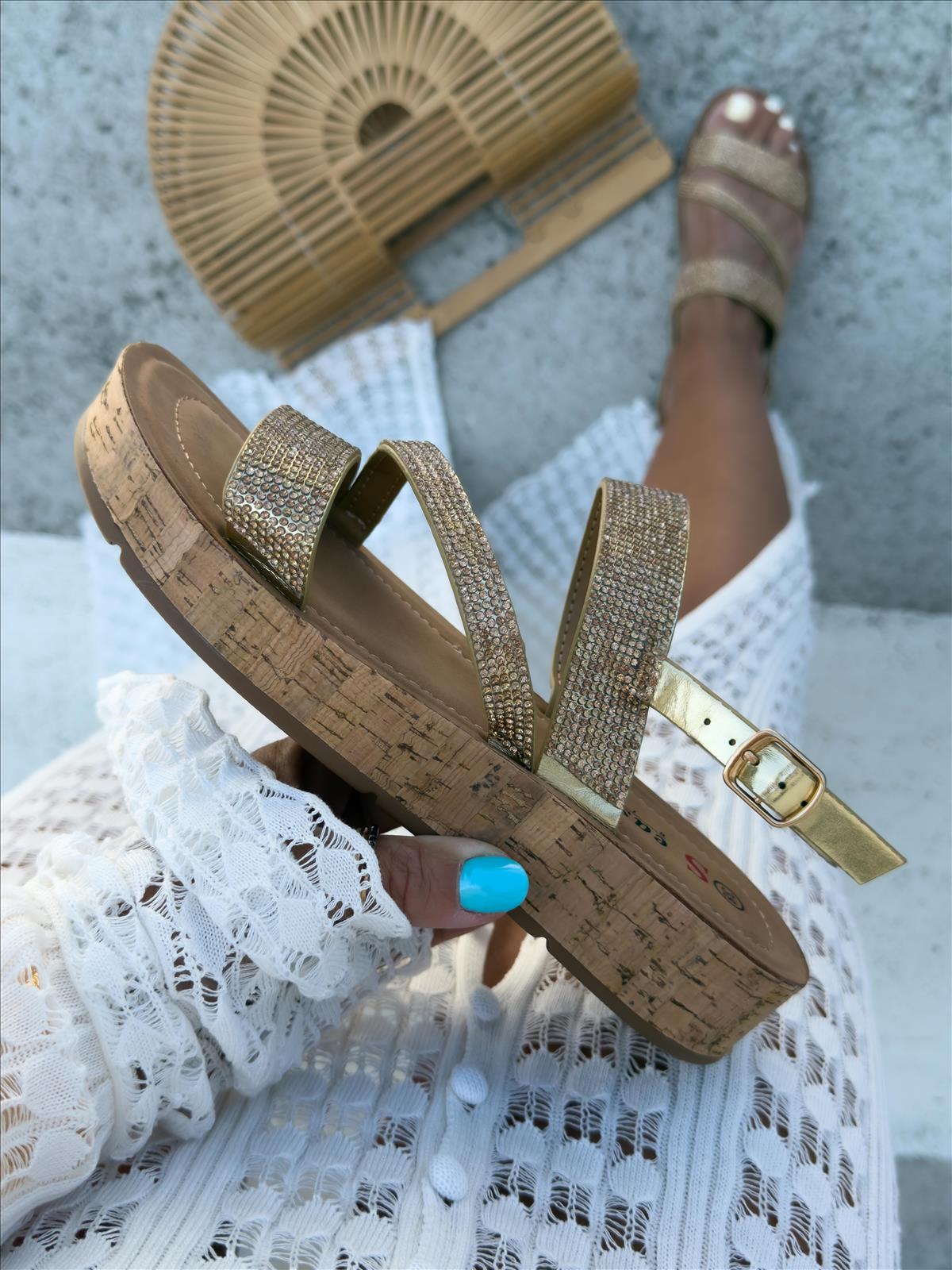 Hier geht's zum Shop von: efashion s.r.o. - DOB;Accesoires;Schuhe;Young Fashion - Medvedov | rhinestone-embellished platform sandals DEBORAH | Artikel-Nr. PS42 gold | Kategorie: Women´s Shoes / Sandals | Adresse: efashion s.r.o. - Medvedov 248 - 93007 Medvedov - Tel: 00421915306623 - egrikolocsicsjudit@gmail.com | Angebot: Sofortprogramme, Orderware