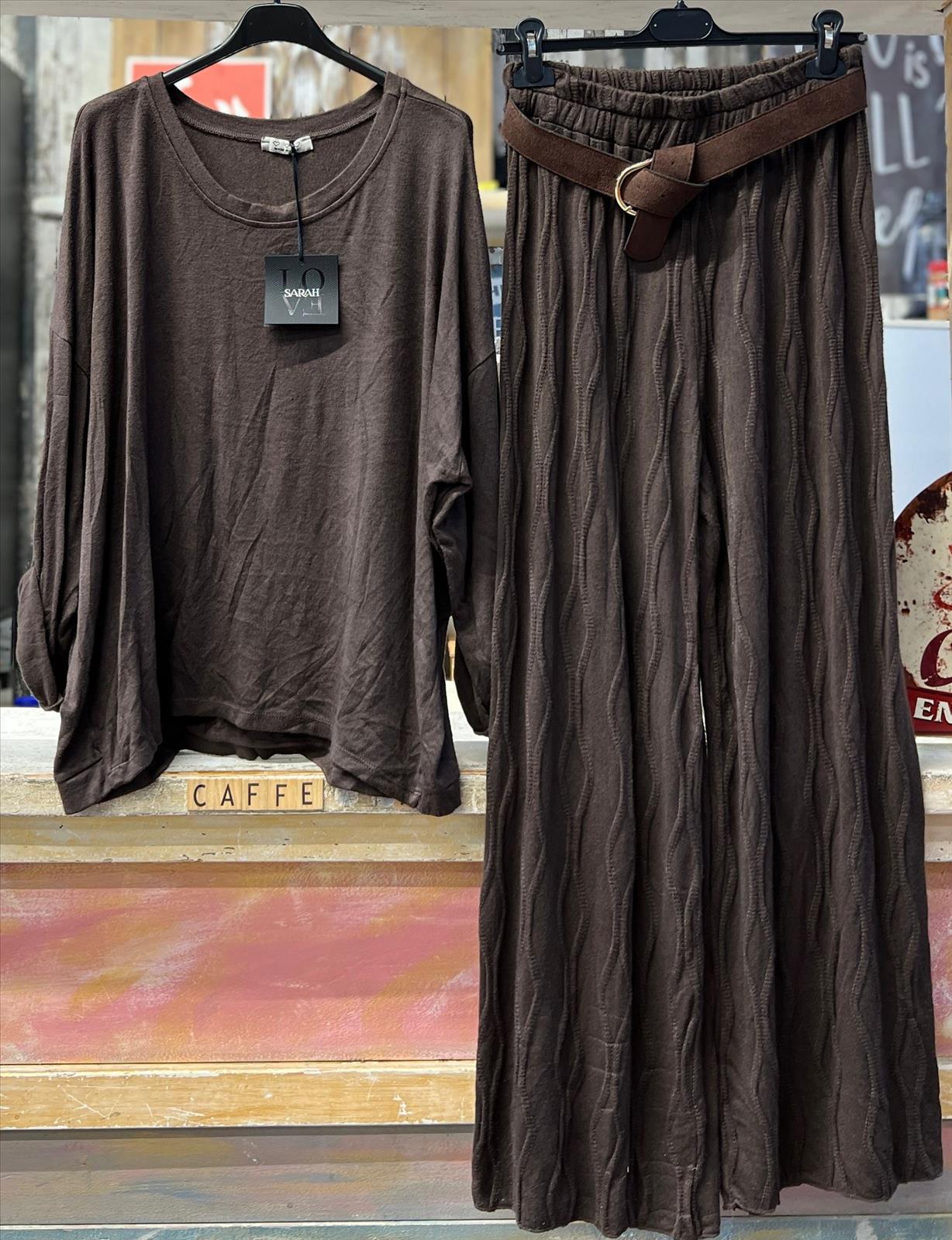Hier geht's zum Shop von: Sarah GmbH - DOB aus Italien | Outfit | Artikel-Nr. 882 | Adresse: Sarah GmbH - Otto-Hahn-Straße 1 - 63303 Dreieich - Tel: 061039603444 - sarah-aktuell@t-online.de | Angebot: Damenbekleidung, Damen Accessoires, Große Größen, Young Fashion, Sofortprogramme, Orderware